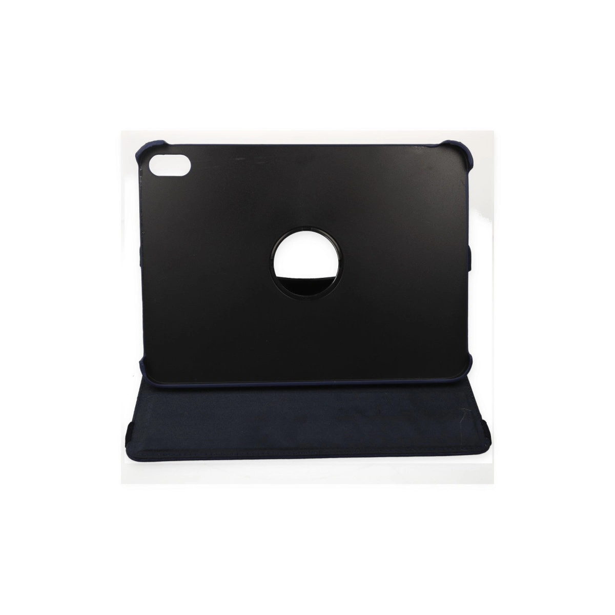 Beyaz bir arka plan üzerinde ortasında yuvarlak bir delik ve altında bir kapak bulunan siyah bir tablet kılıfı.