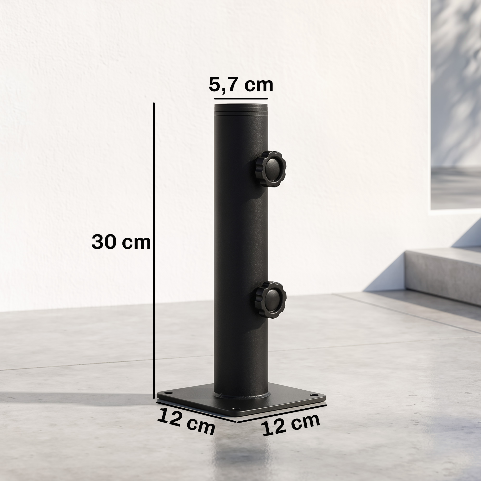 Base de sombrilla negra con dimensiones: 30 cm de alto, 5,7 cm de diámetro superior y base de 12x12 cm.