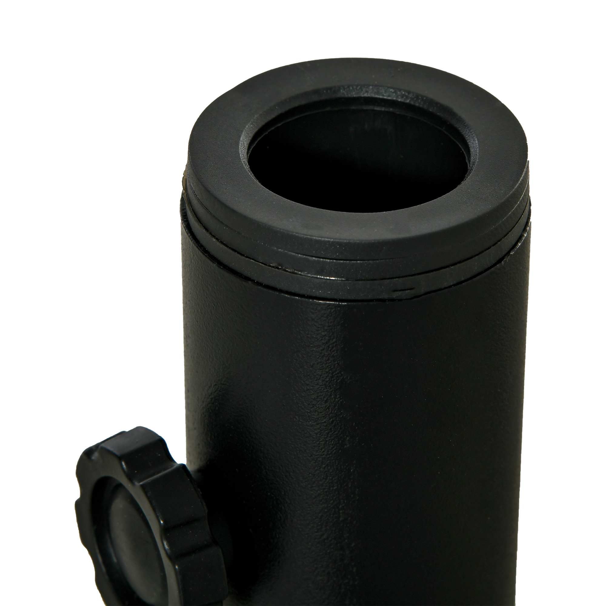 Primer plano de un cilindro metálico negro con una abertura circular en la parte superior y un pomo de ajuste negro en el lateral.
