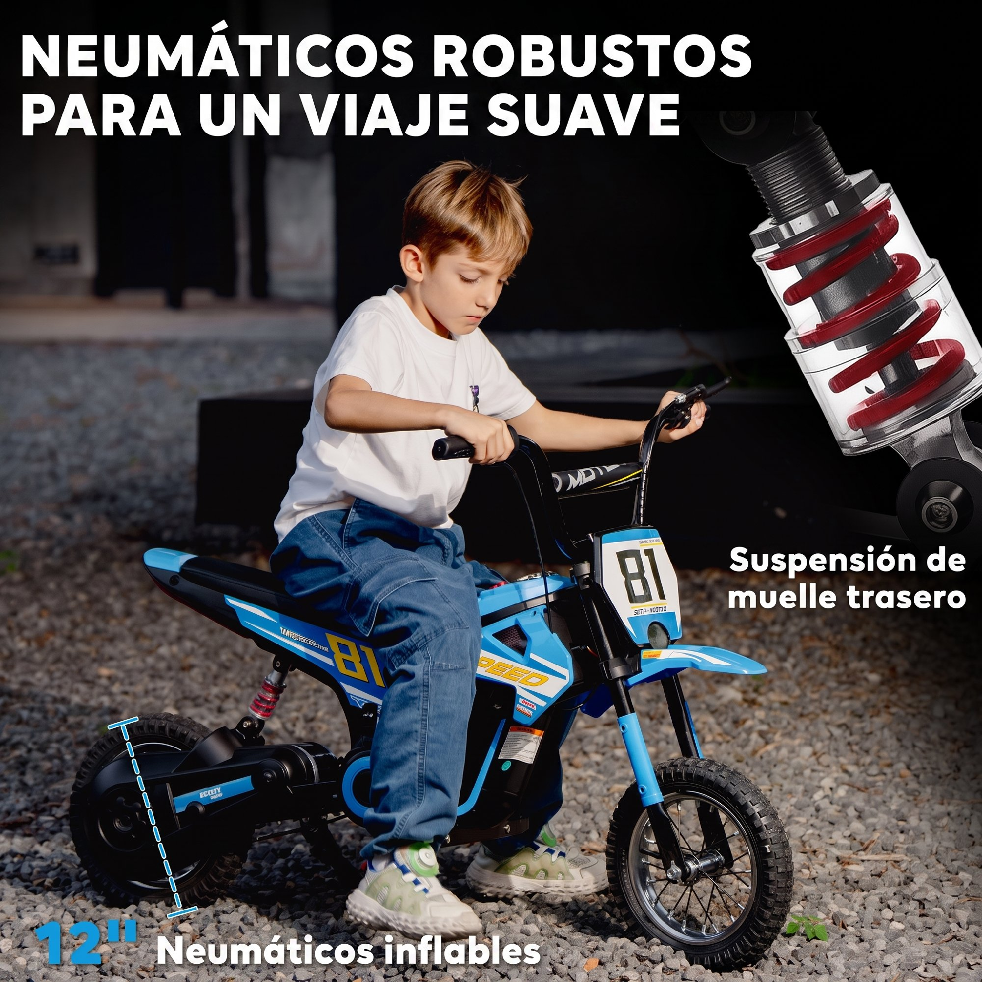 Un niño en moto de juguete azul sobre grava, destacando suspensión trasera y neumáticos inflables de 12".