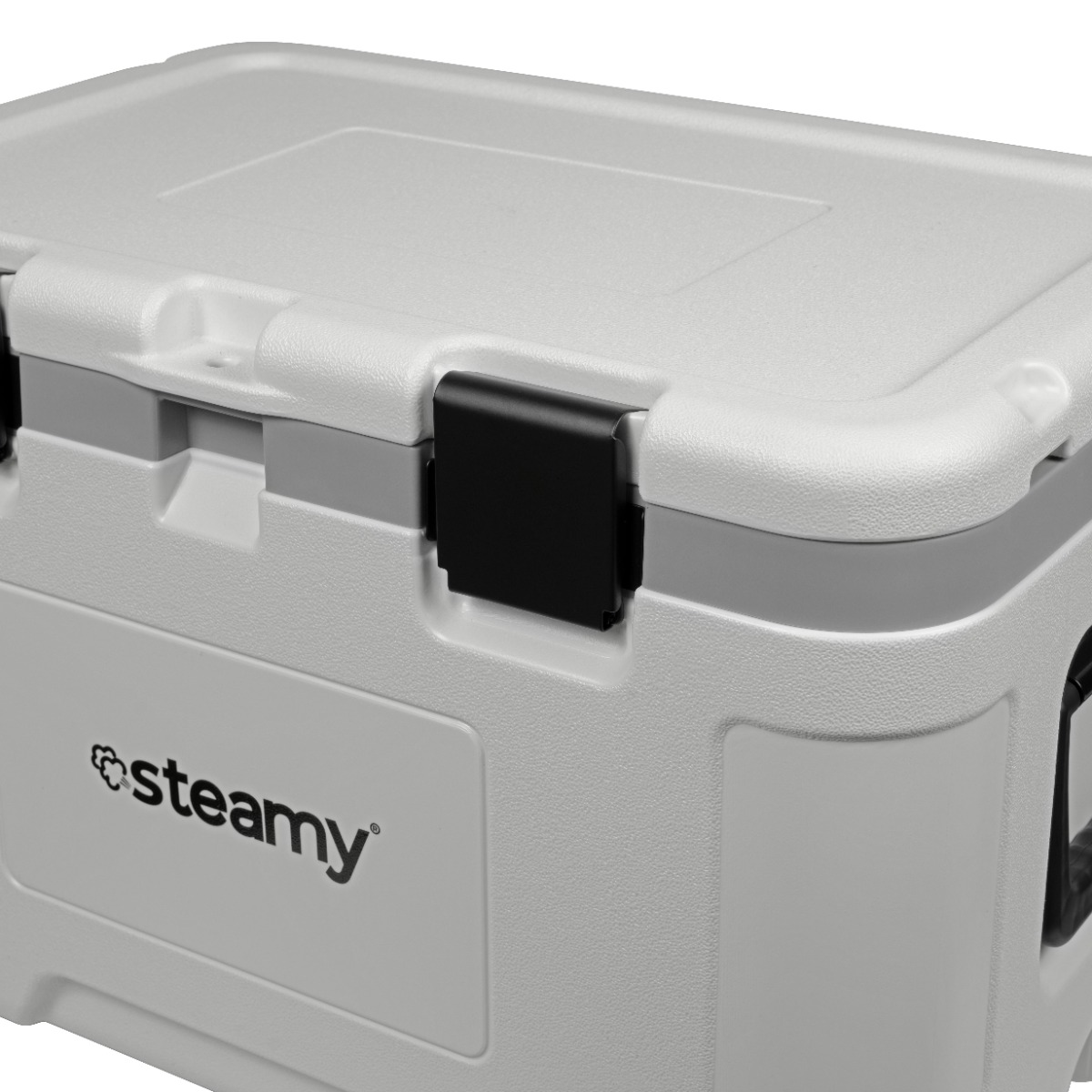 Eine geschlossene graue Kühlbox mit schwarzem Verschluss und dem Markenlogo von Steamy auf der Vorderseite.