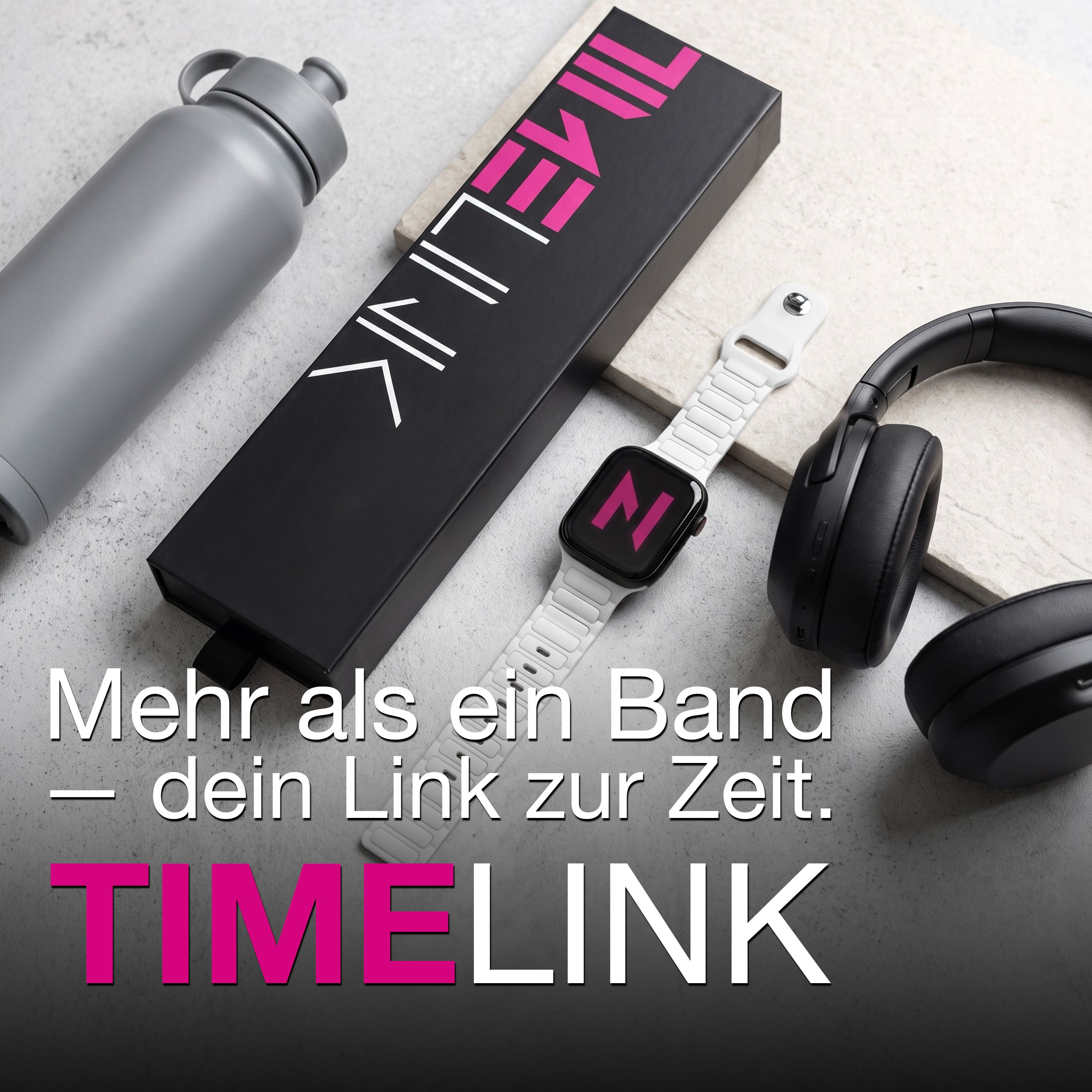 Flaches Layout mit grauer Trinkwasserflasche, schwarzer Timelink Box, weißer Smartwatch und schwarzen Kopfhörern.