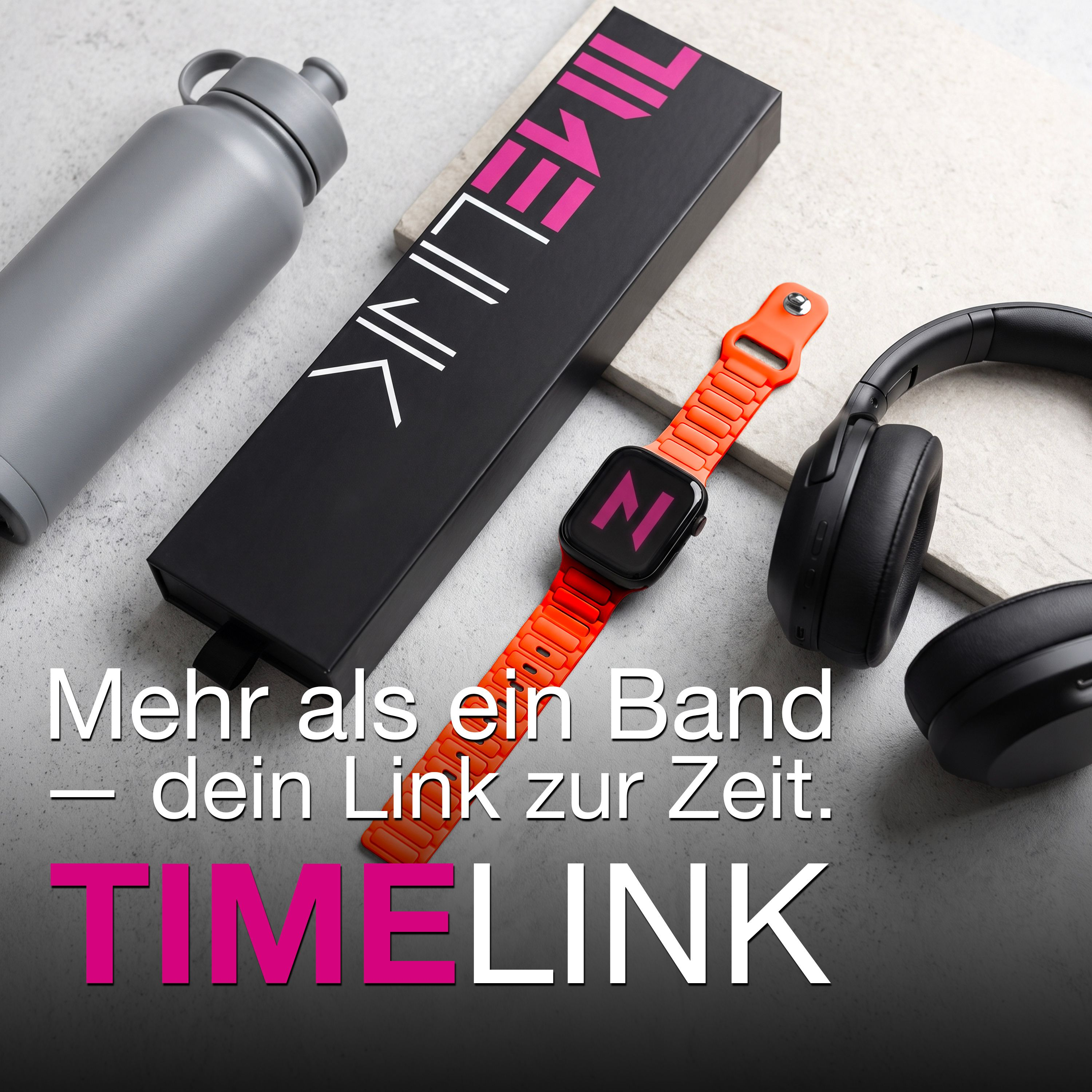 Eine graue Flasche, eine schwarze Box, eine orange Smartwatch und schwarze Kopfhörer auf hellem Untergrund.