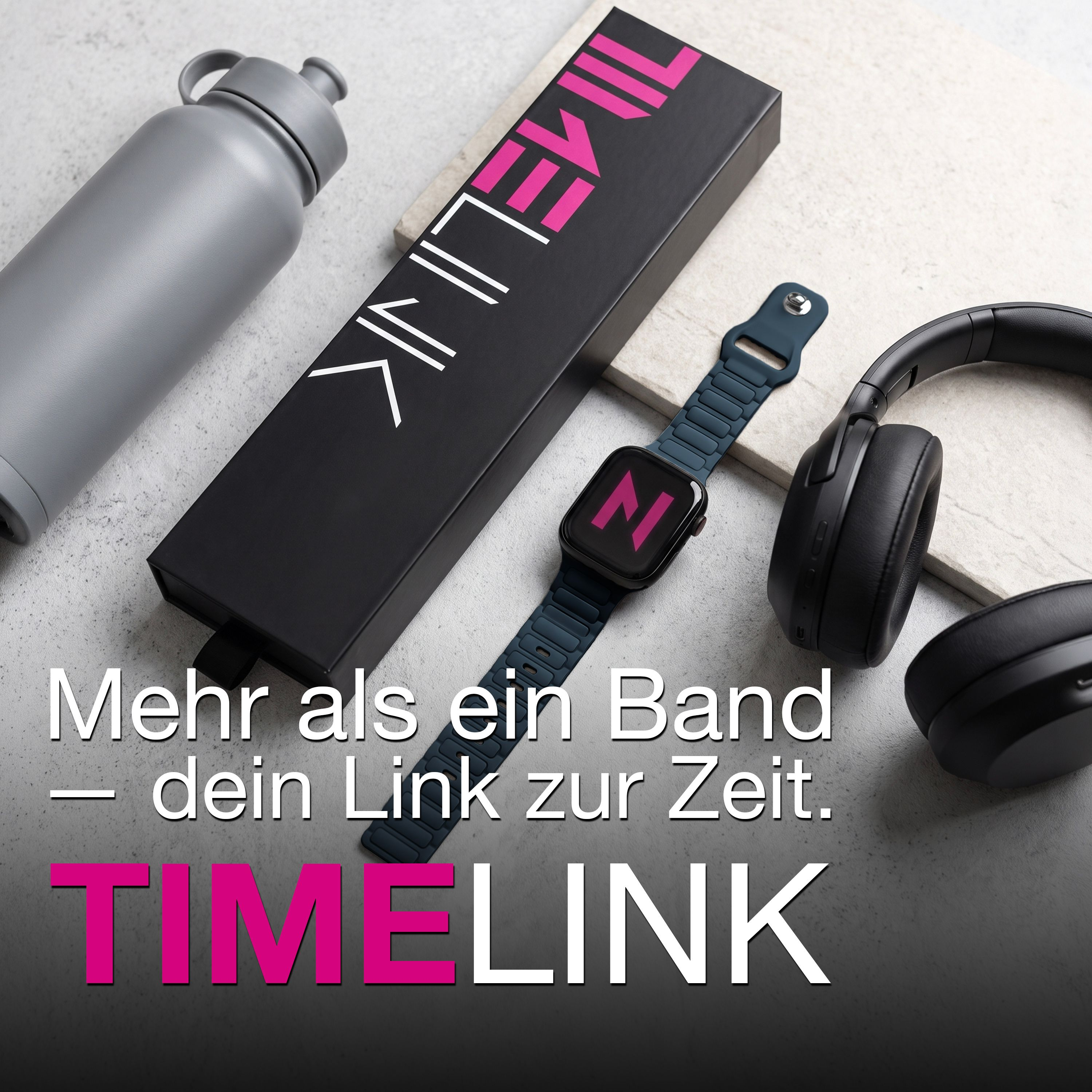 Graue Wasserflasche, lange schwarze Box, blaue Smartwatch und schwarze Kopfhörer auf hellem Untergrund mit Text.
