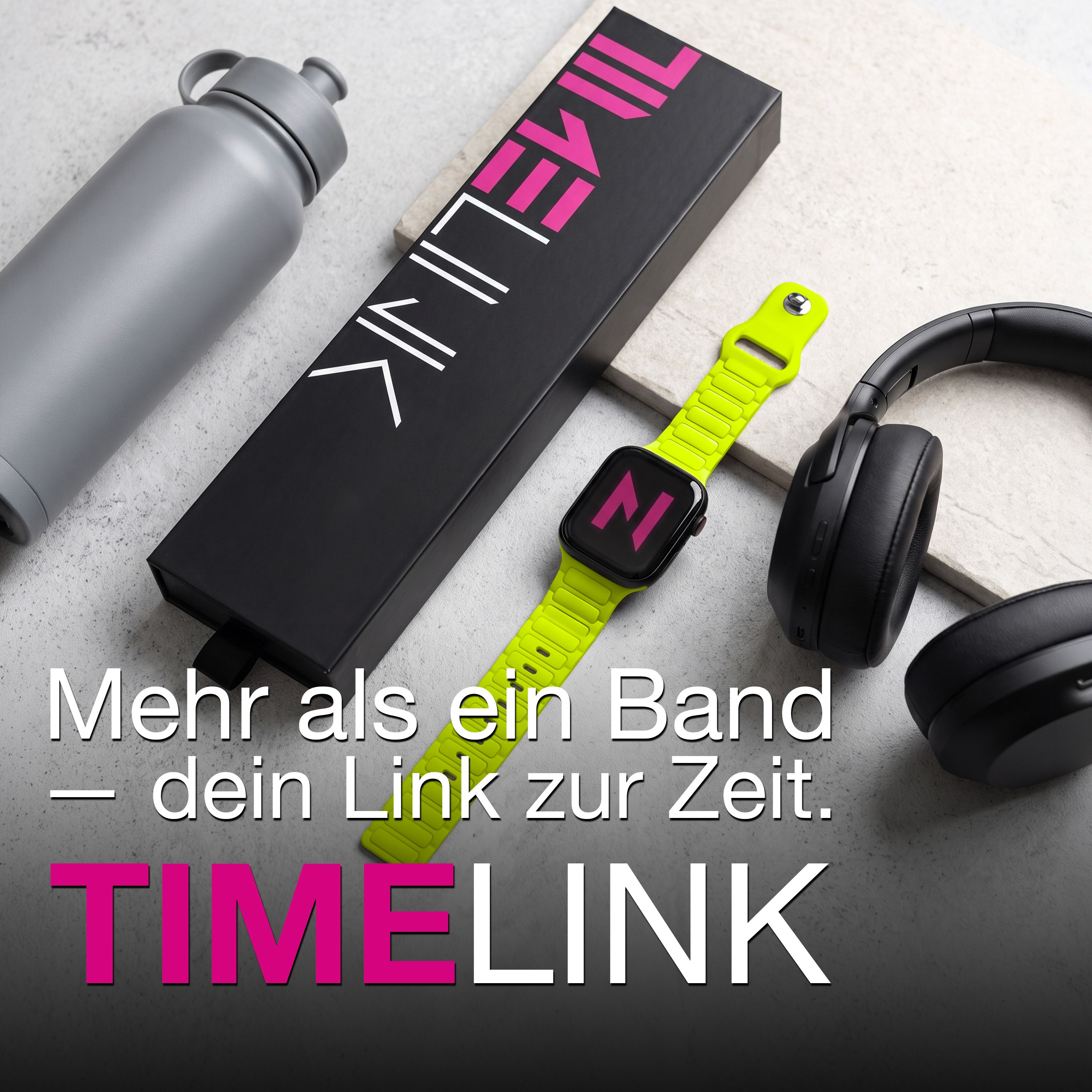Fitness-Gadgets inklusive Smartwatch mit neon-gelbem Armband, graue Flasche, schwarzer Kopfhörer und Box auf Tisch.