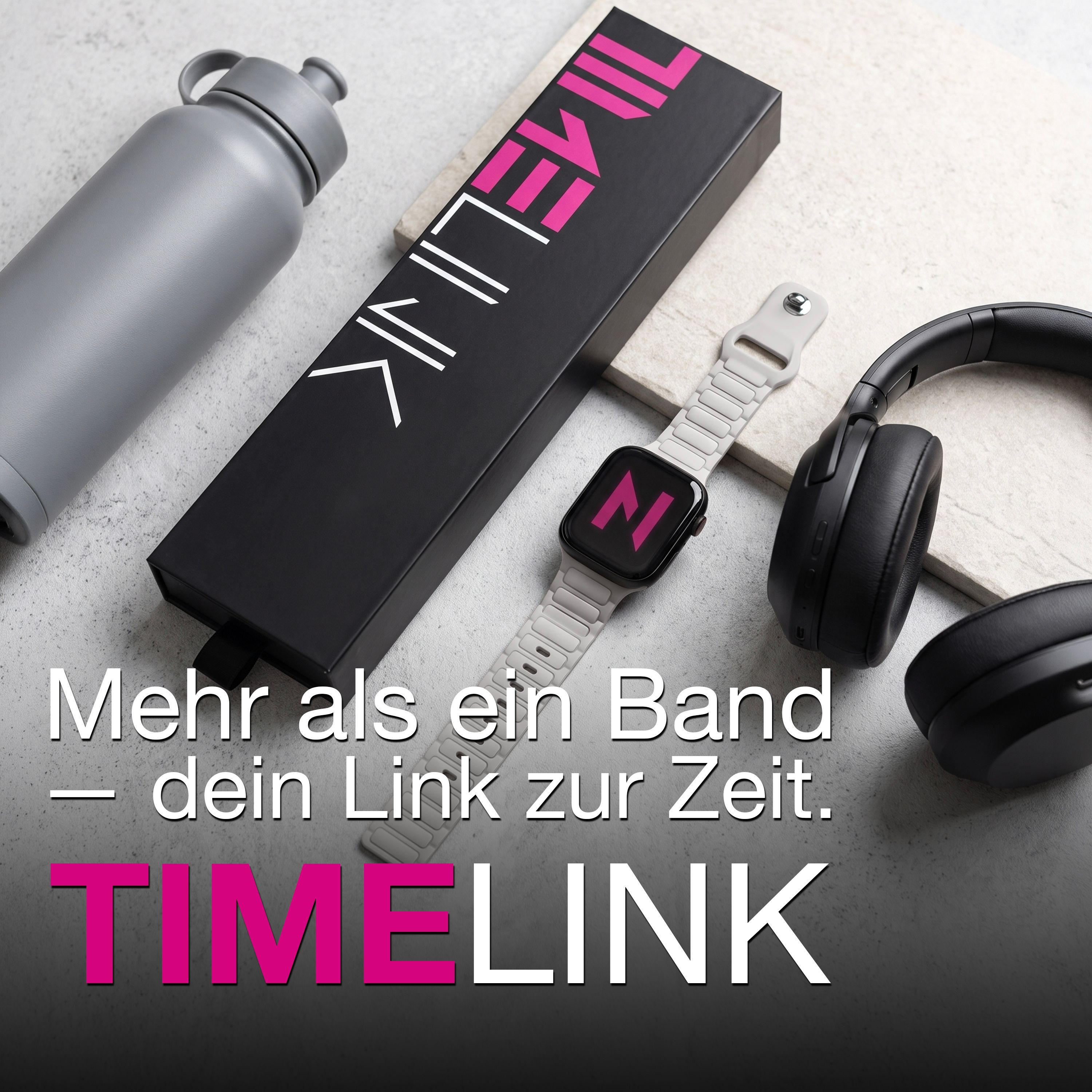 Eine graue Wasserflasche, eine schwarze Box, eine Smartwatch mit grauem Band und schwarze Kopfhörer auf hellem Grund.