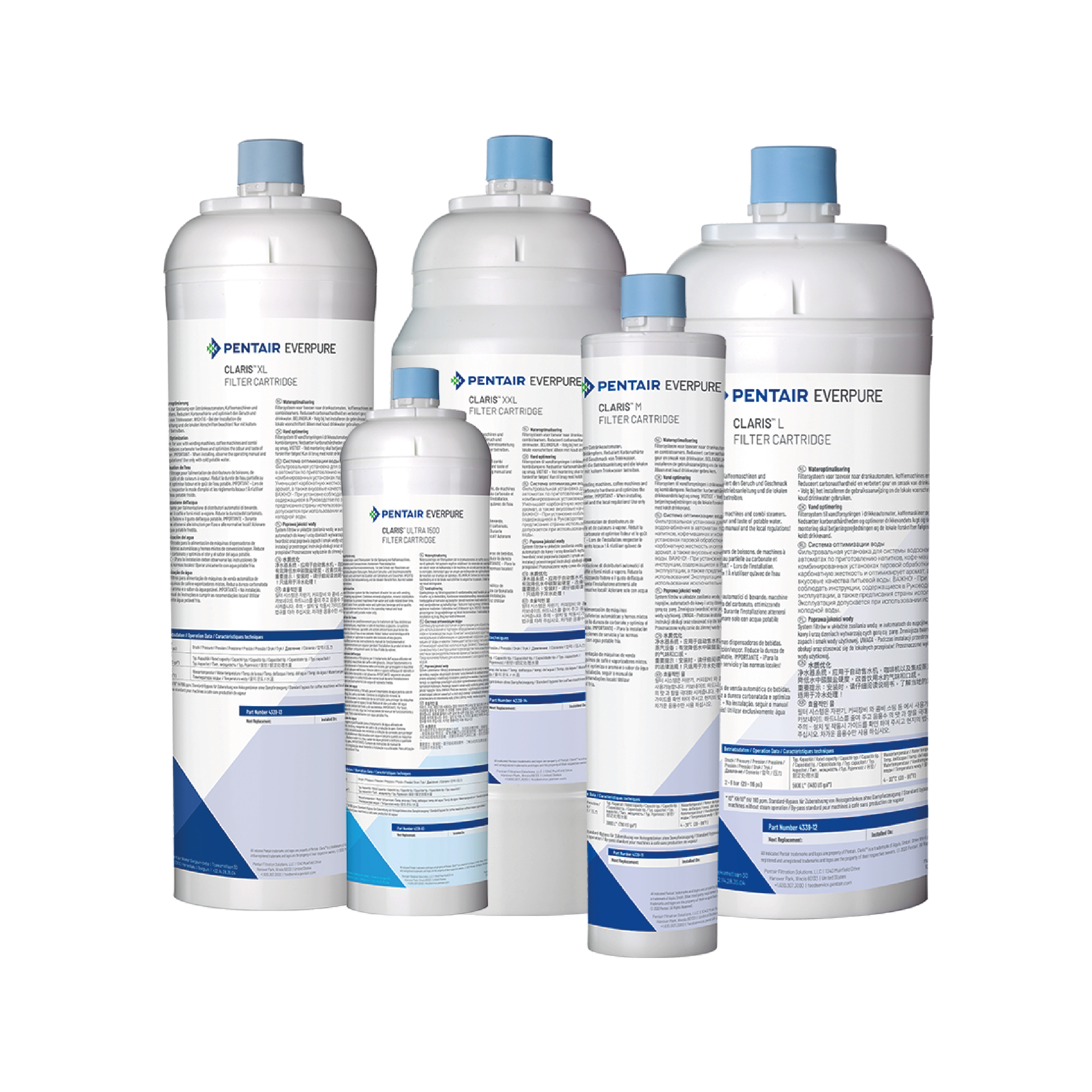 Fünf weiß-blaue Pentair Everpure Wasserfilterpatronen unterschiedlicher Größe stehen zusammen.