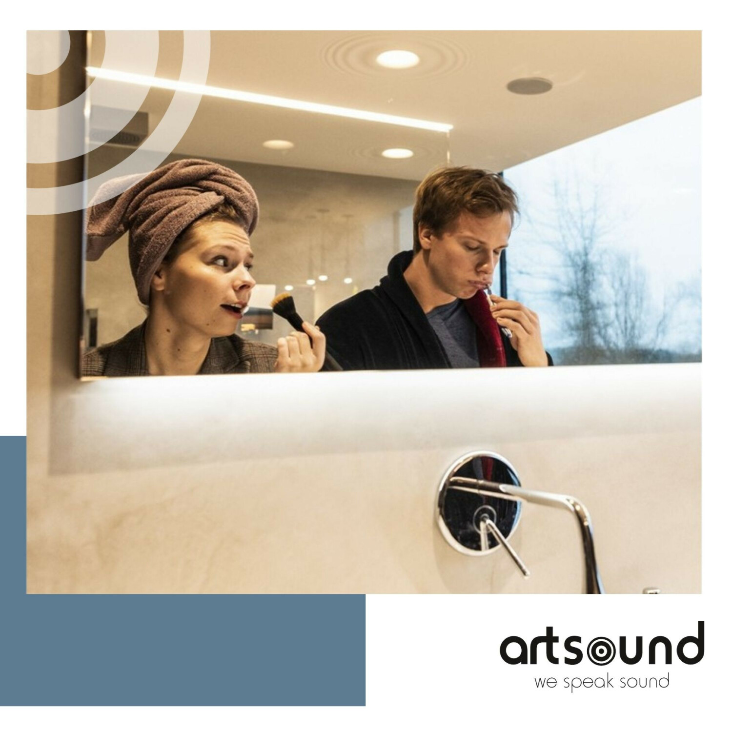 Een vrouw met een handdoek op haar hoofd brengt make-up aan terwijl een man zijn tanden poets.