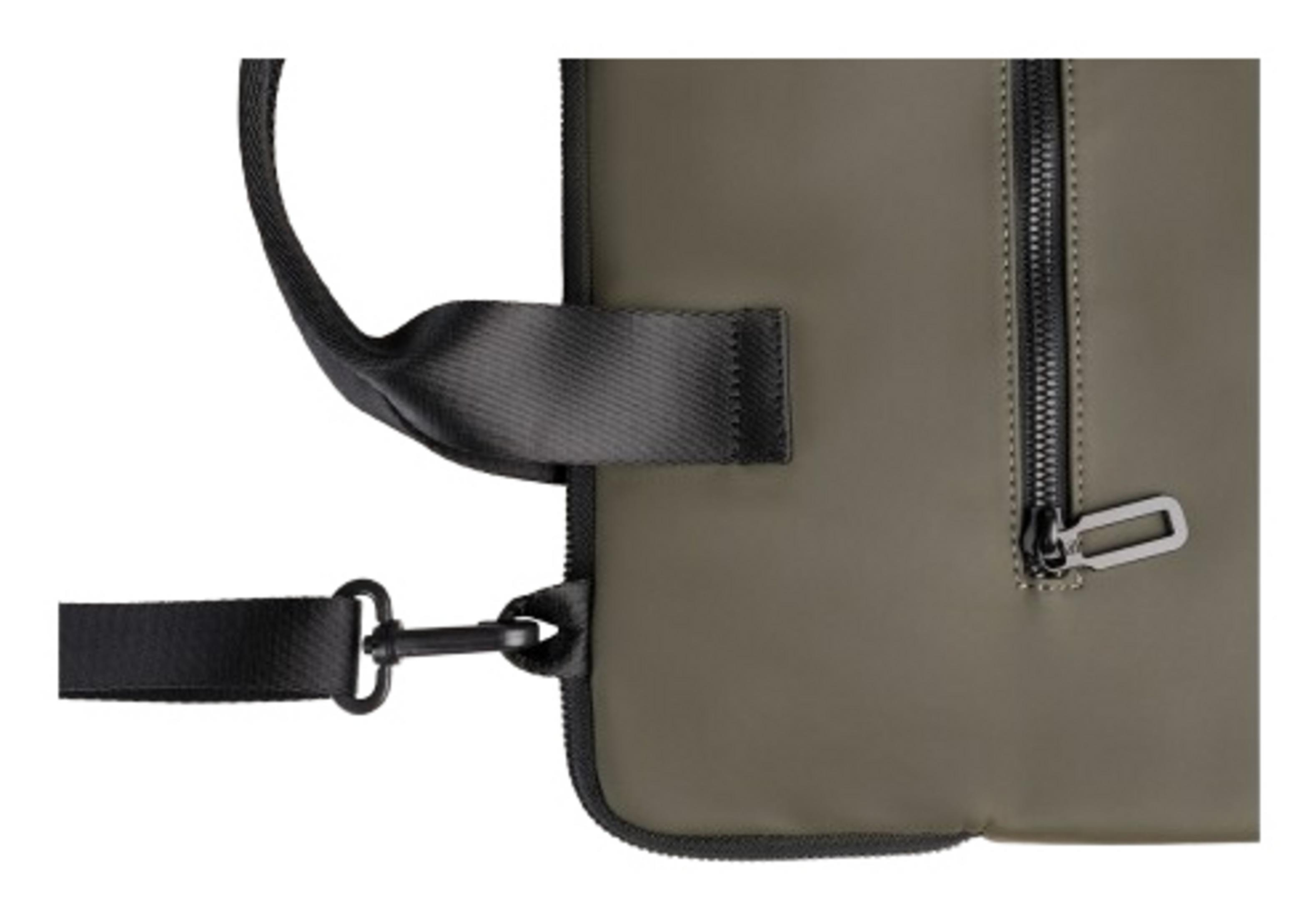 Primo piano di una borsa verde oliva con cinturini neri e tasca con zip.