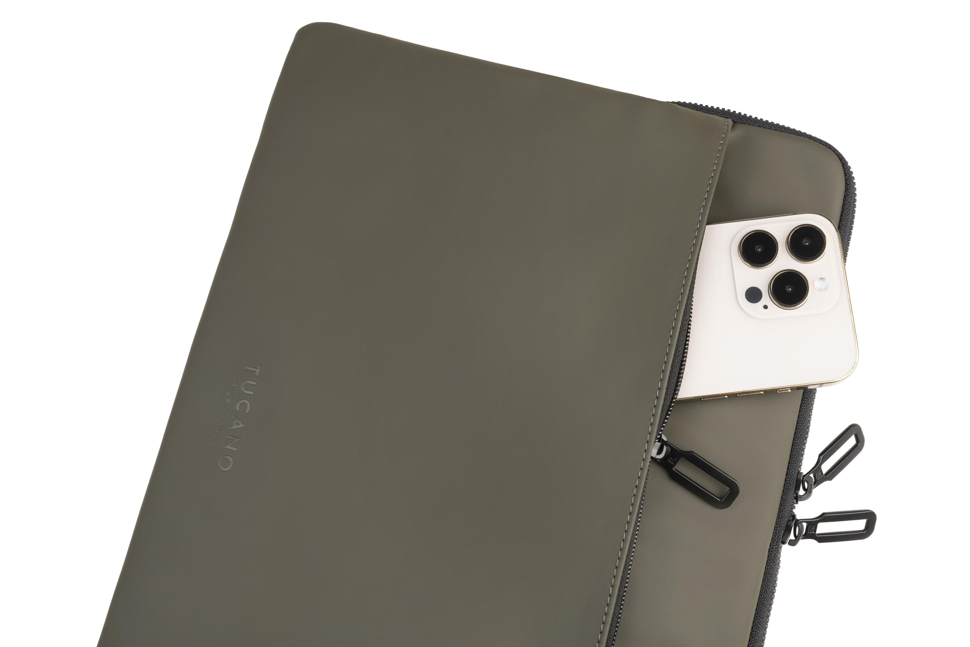 Una custodia per laptop Tucano grigia con cerniera, da cui sporge uno smartphone.