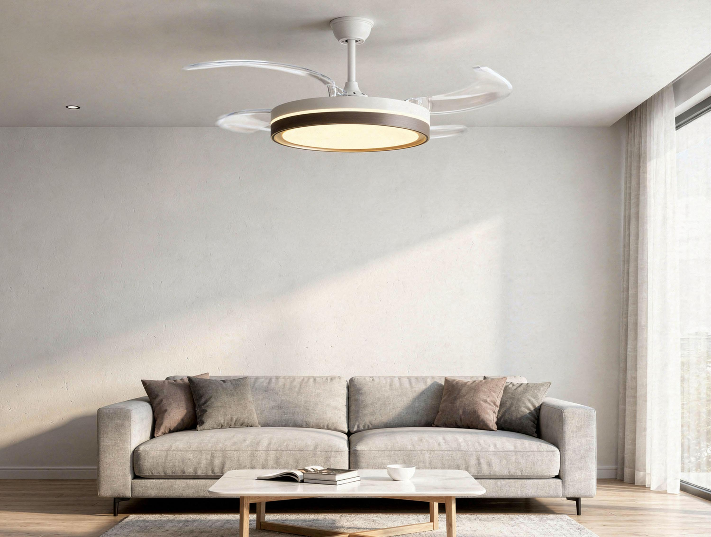Moderna lámpara de ventilador de techo sobre un sofá.