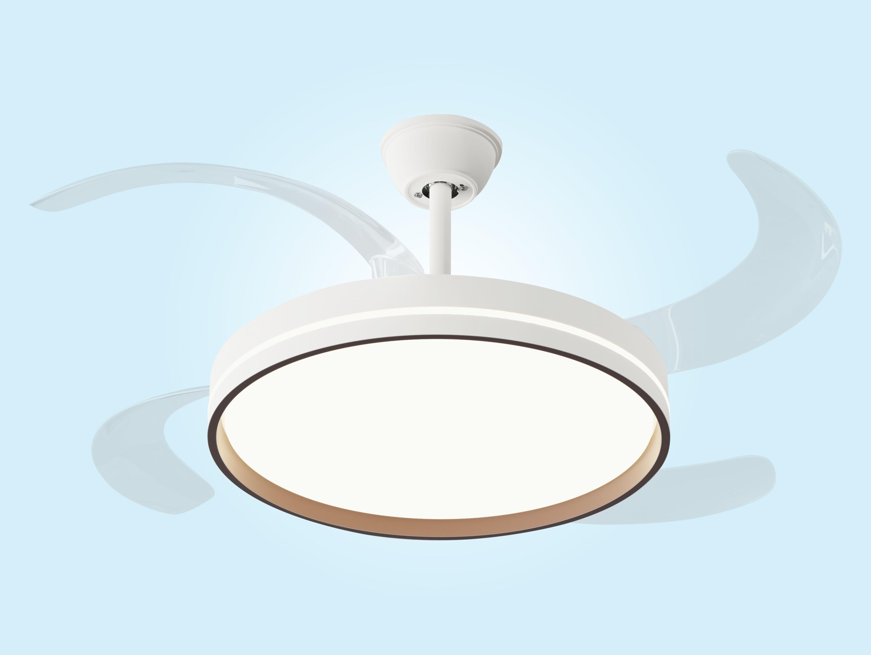 Un ventilador de techo blanco con luz redonda y aspas transparentes extendidas sobre un fondo azul claro.
