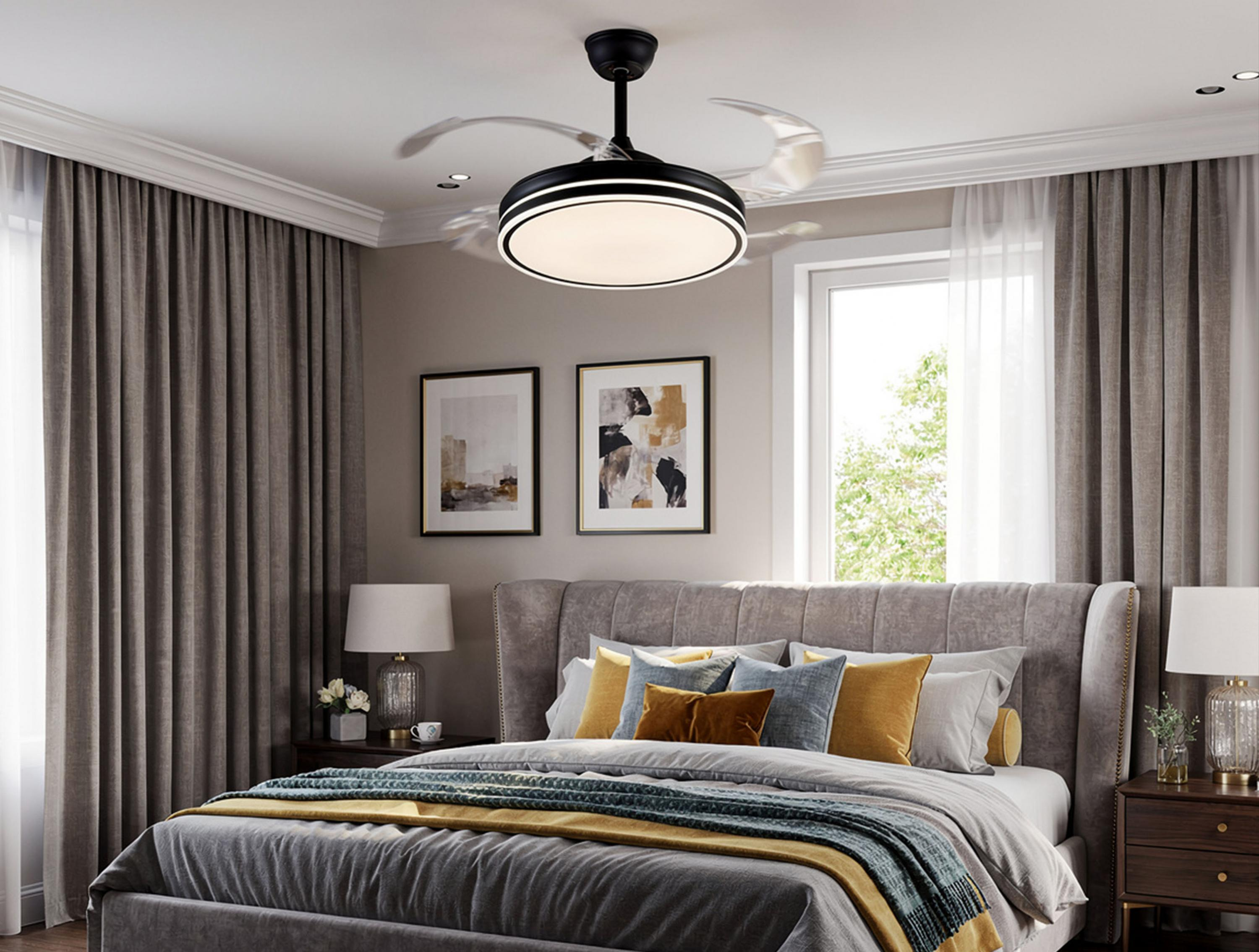 Interior de dormitorio moderno con un elegante ventilador de techo sobre una cama gris con cojines amarillos y arte en la pared.