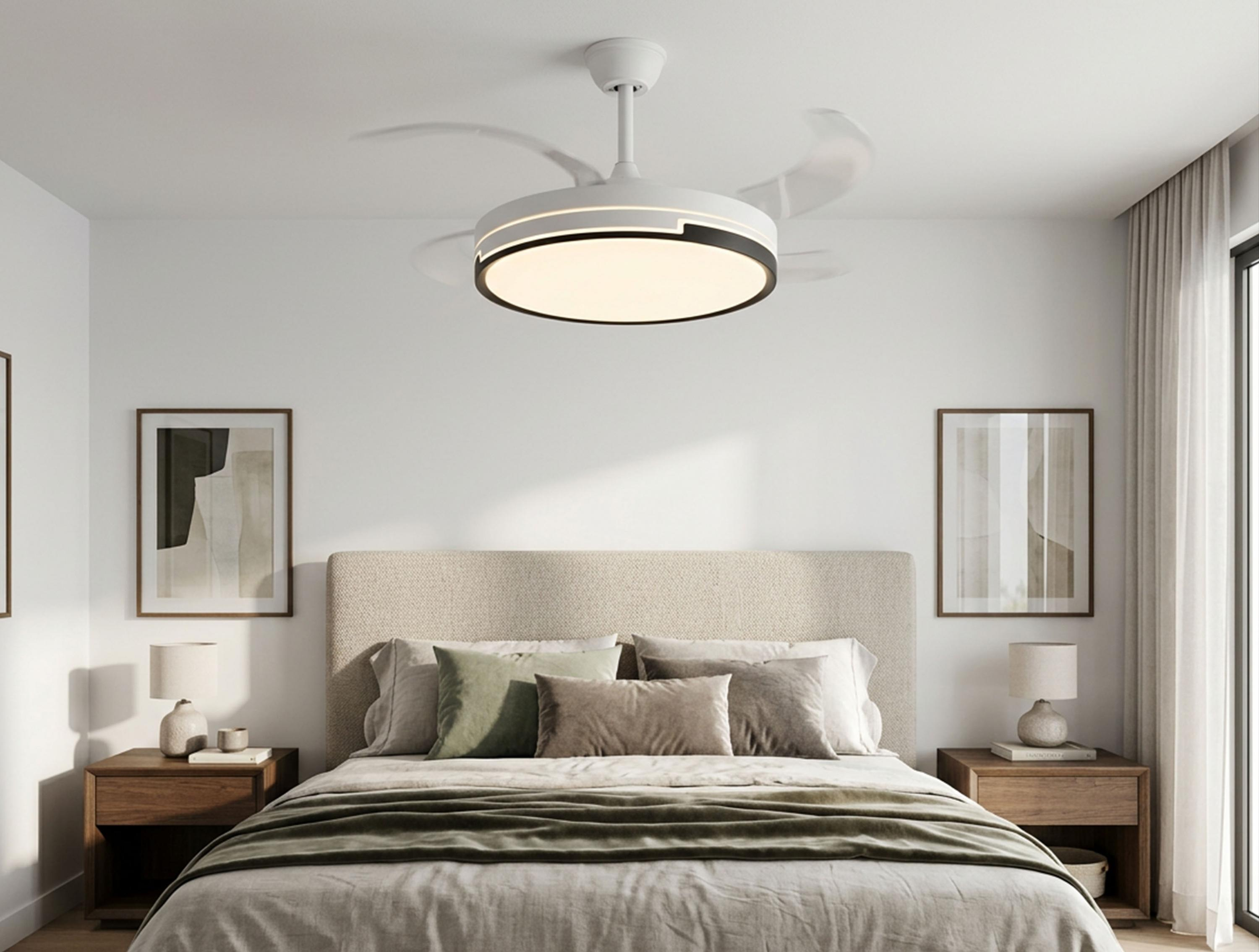 Dormitorio con un moderno ventilador de techo blanco con iluminación integrada sobre la cama tapizada.