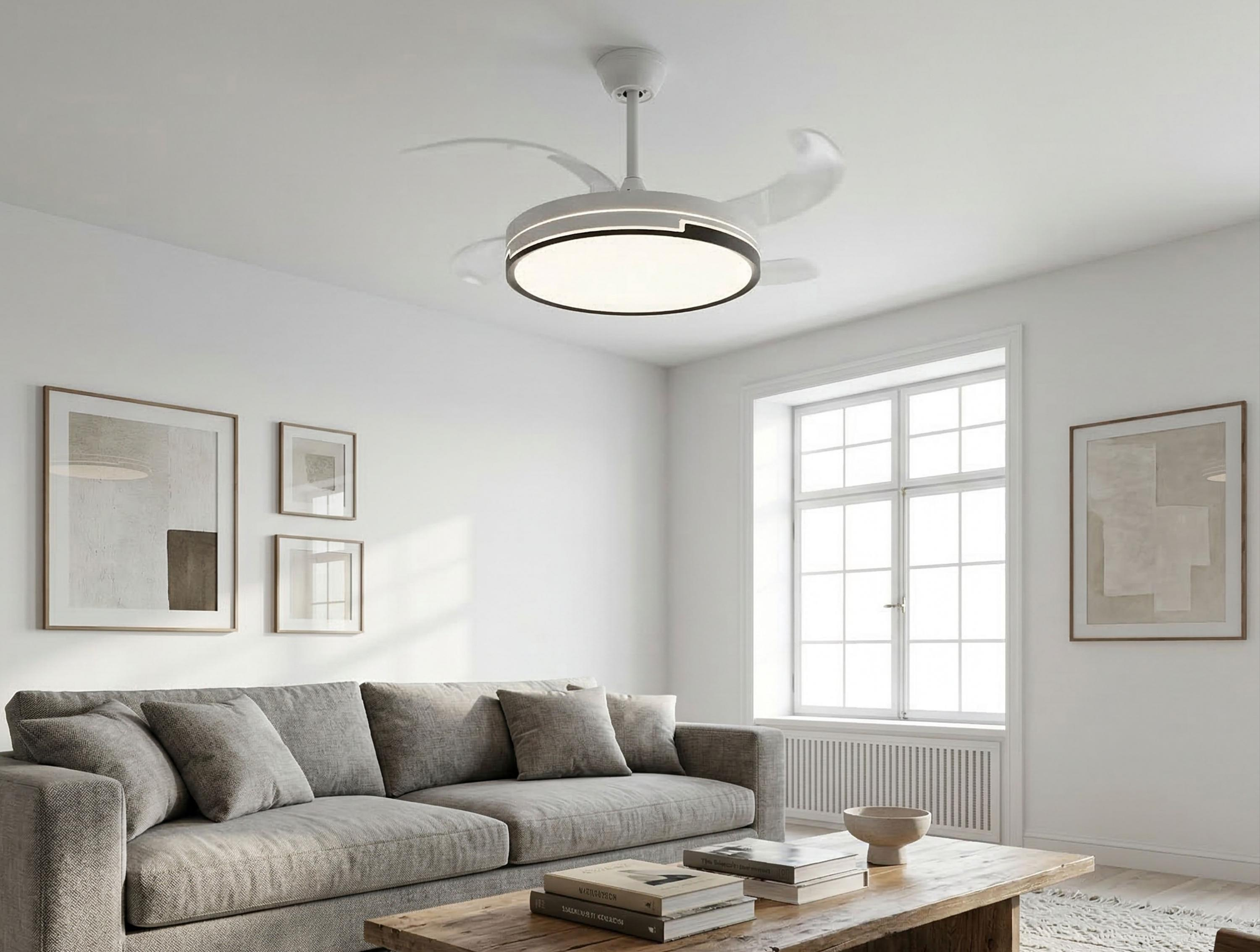 Moderna lámpara de ventilador de techo en un salón luminoso y minimalista con sofá gris y mesa de madera.