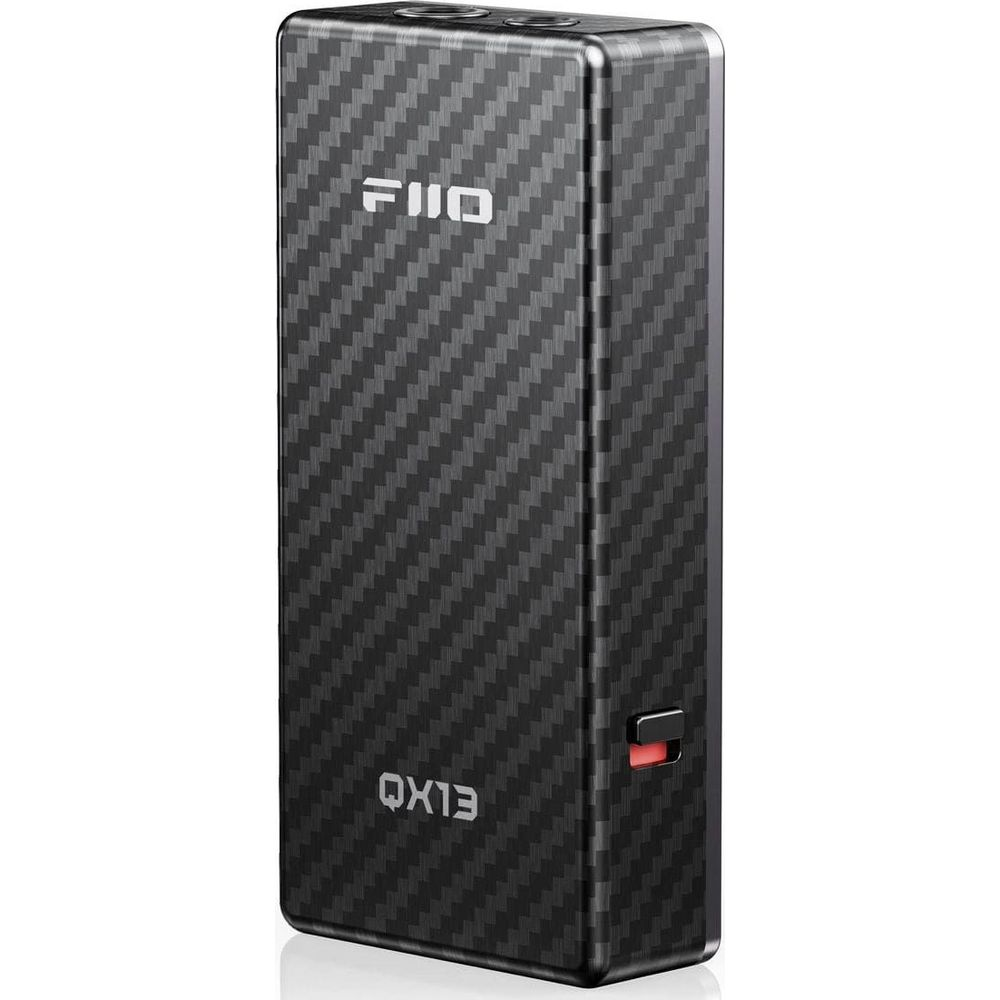 Amplificador de auriculares FiiO QX13 negro rectangular con patrón de fibra de carbono y logotipos blancos.