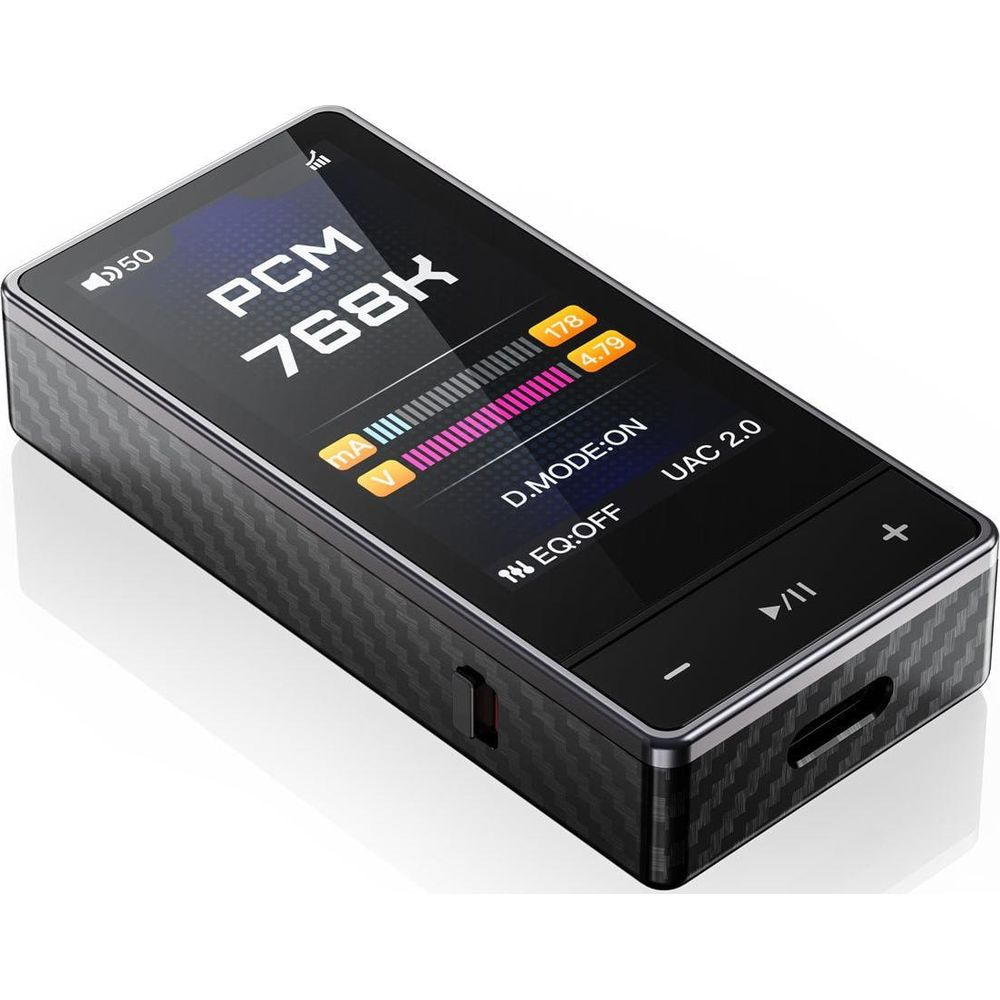 Reproductor de audio digital portátil con patrón de fibra de carbono y pantalla digital que muestra PCM 768K.