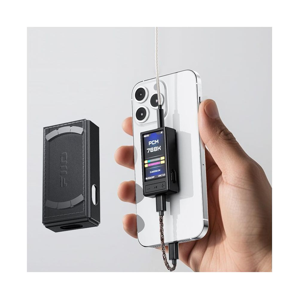 Mano sostiene un smartphone blanco con pequeño dispositivo de audio negro conectado y cables, junto a estuche negro.