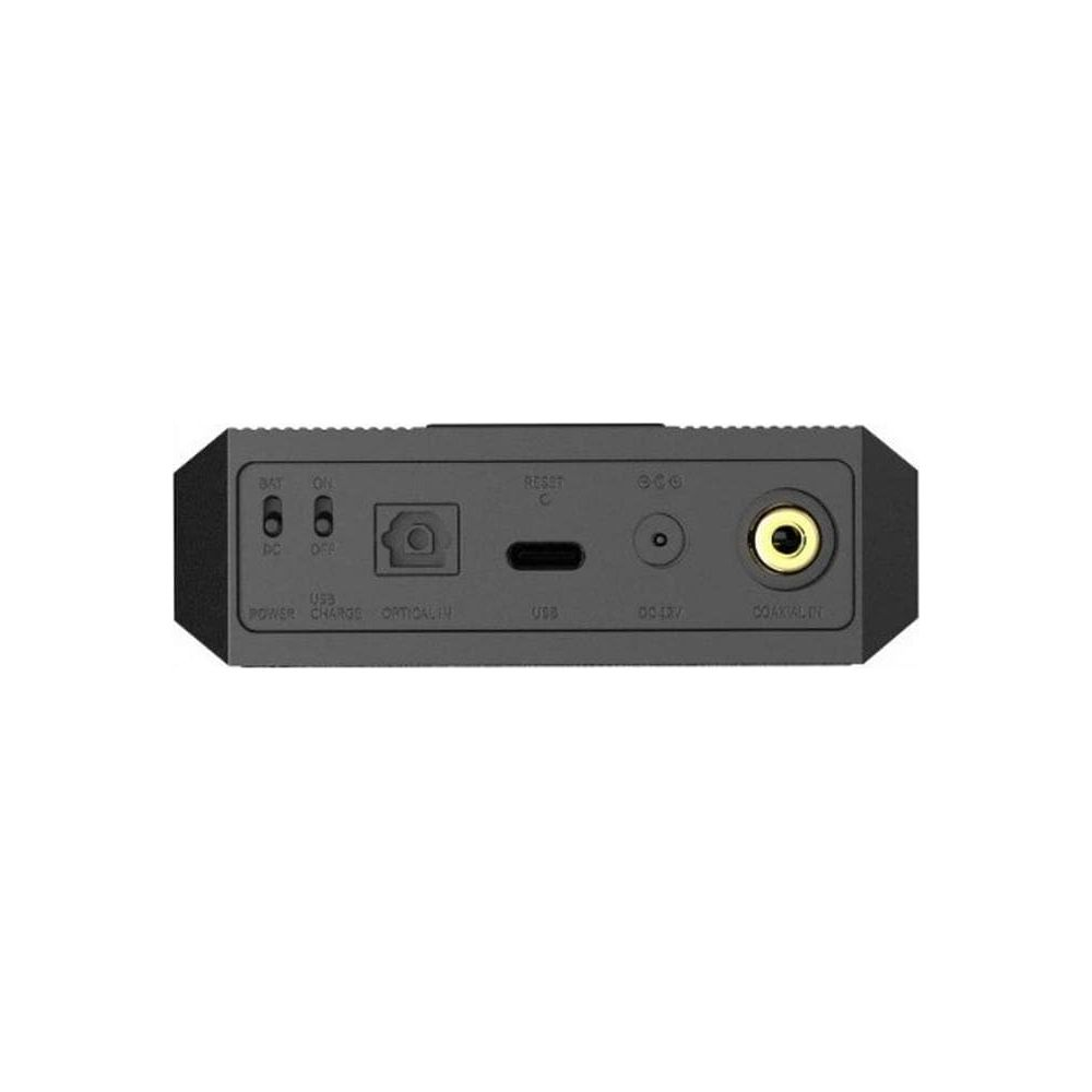 Panel trasero de un dispositivo de audio negro con interruptores, entrada óptica, USB-C, jack y entrada coaxial.
