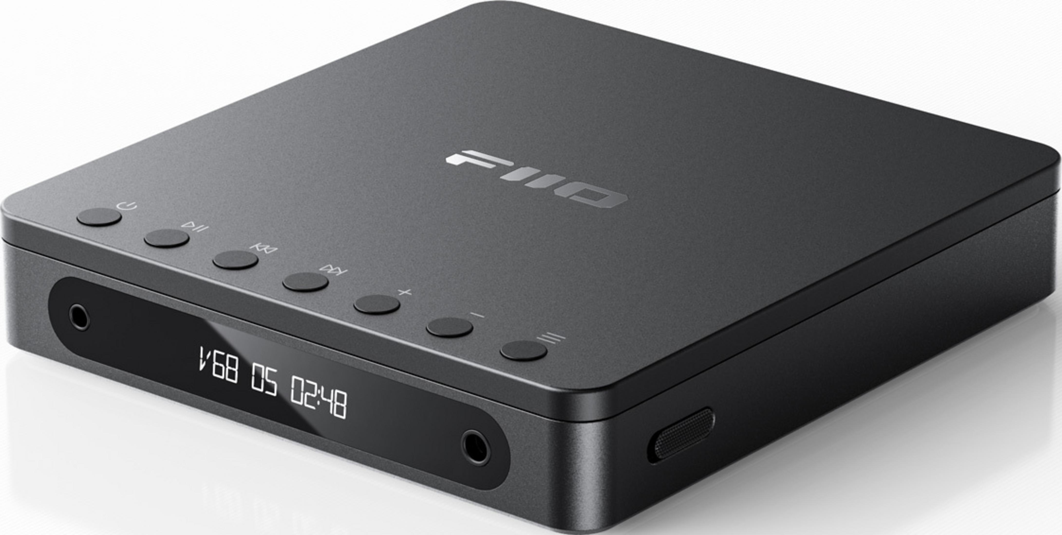 Ein grauer FiiO Audioplayer mit Bedienelementen und Display auf weißem Hintergrund.