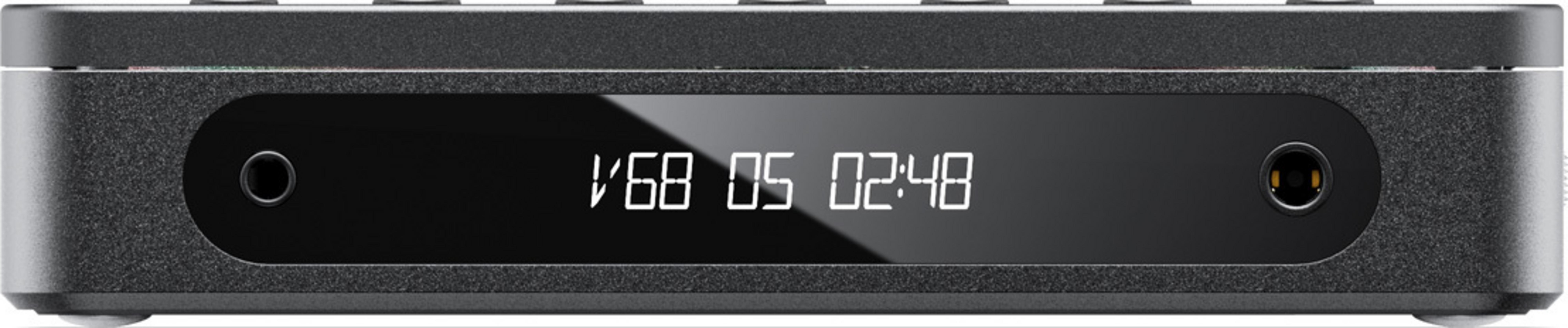Schwarzes Audiogerät mit einem Digitaldisplay, das die Zahlen V168 05 02:48 zeigt und zwei Buchsen an den Seiten.