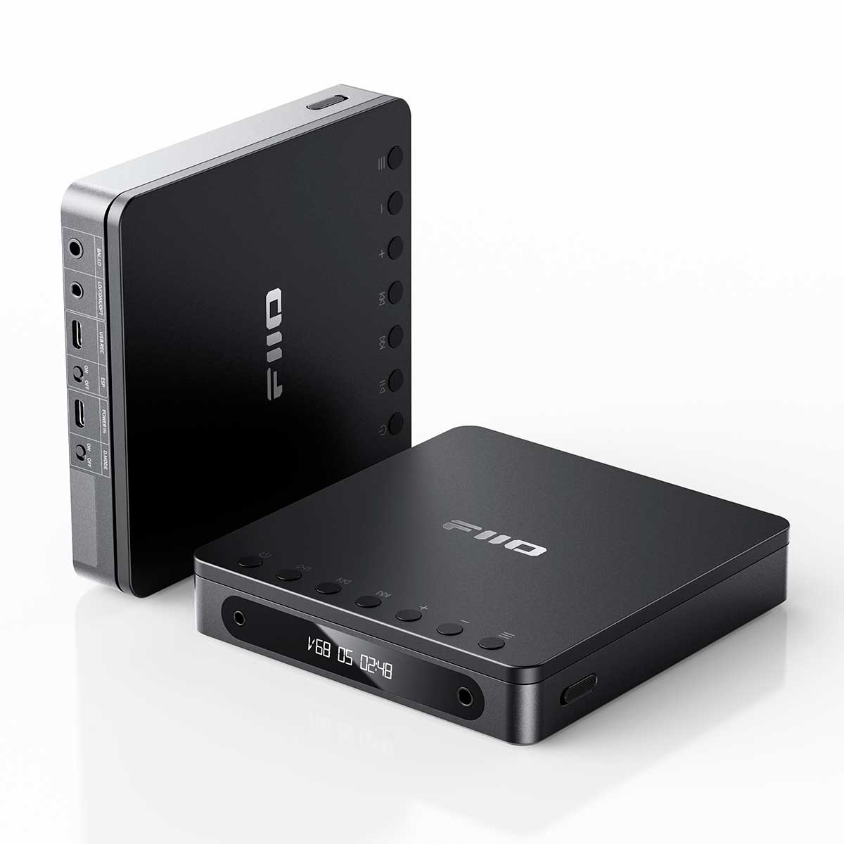 Zwei schwarze FiiO Digital-Audio-Player mit Tasten und Displays stehen auf einer weißen Oberfläche.