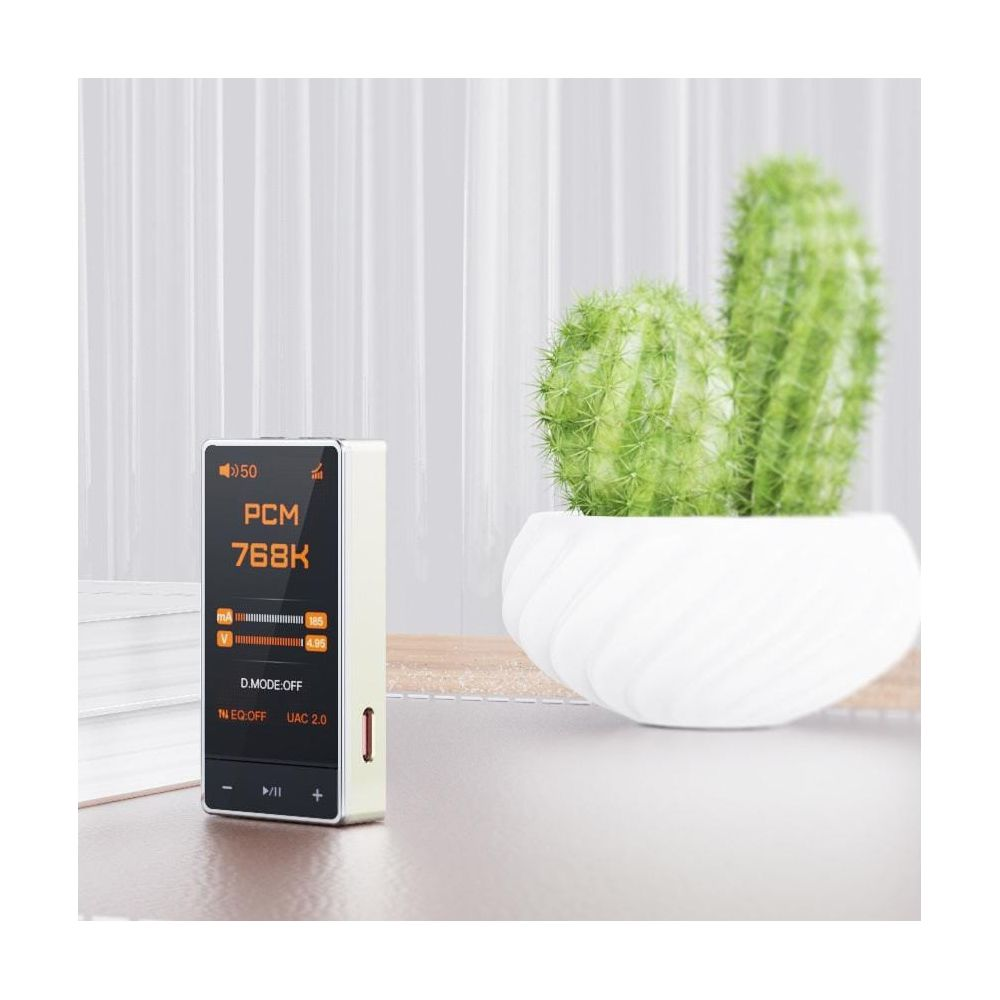 Un reproductor de música portátil con pantalla naranja en una mesa de madera, junto a un cactus en maceta blanca.