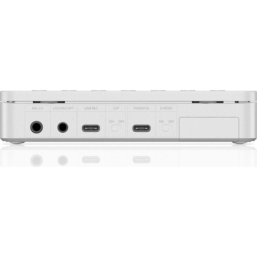 Panel trasero de un dispositivo de audio plateado con conectores para auriculares, puertos USB-C e interruptores.