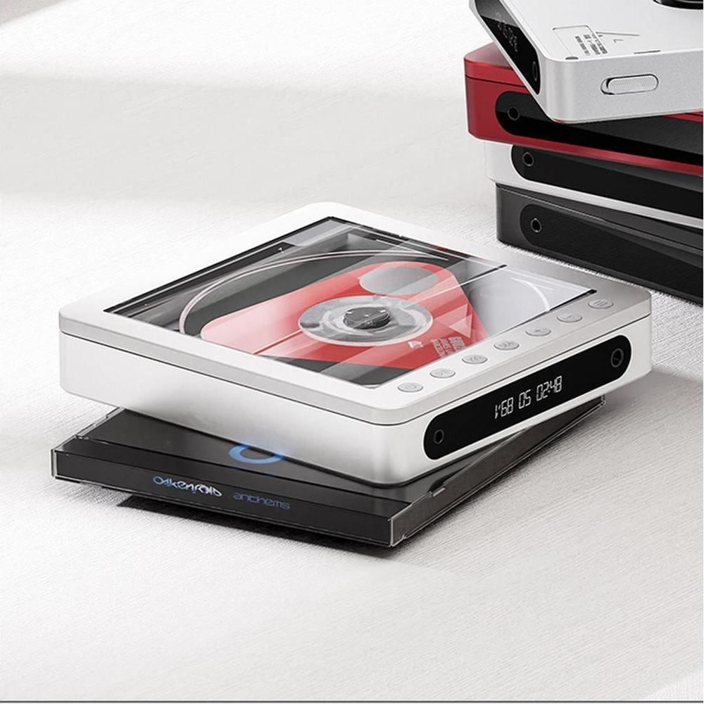 Un reproductor de CD cuadrado blanco con una caja de CD roja y plateada en primer plano.
