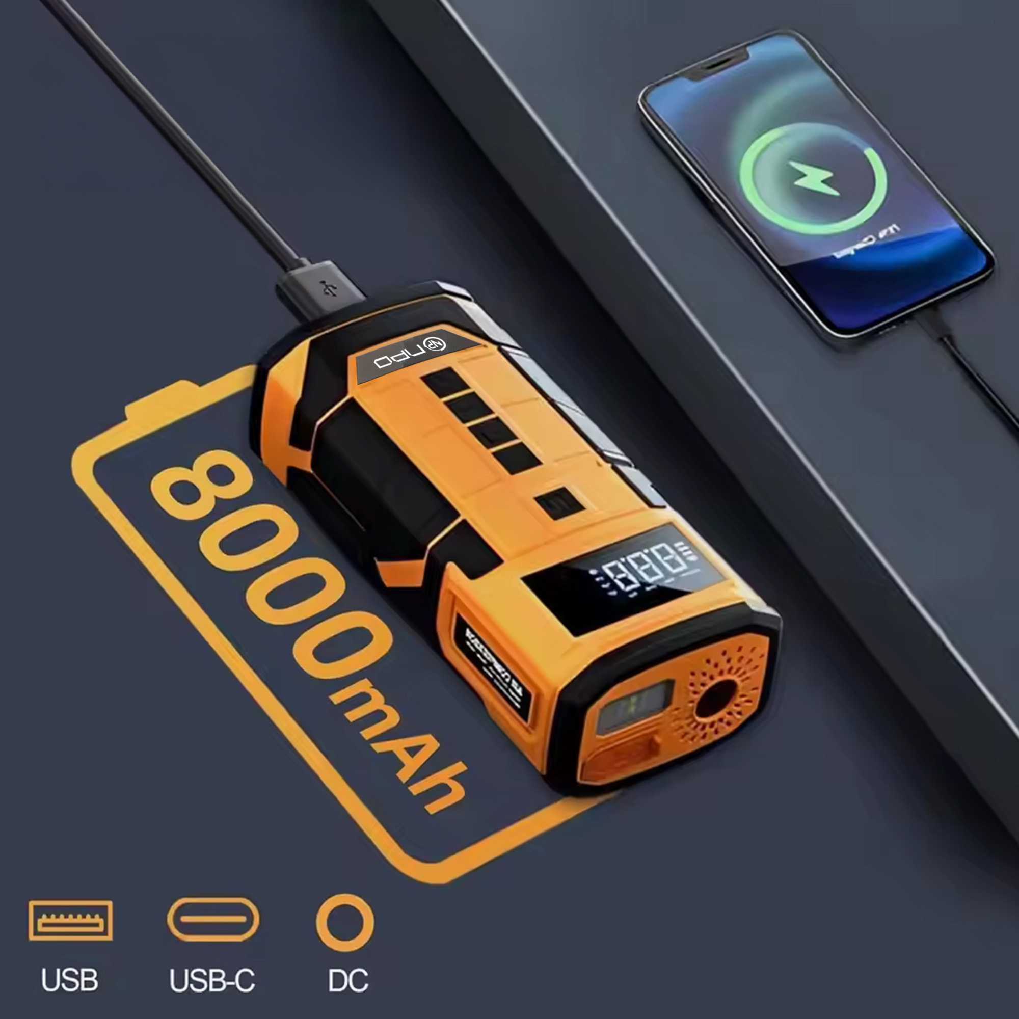 Koyu bir yüzey üzerinde turuncu-siyah 8000mAh powerbank ve bağlı bir akıllı telefon duruyor.