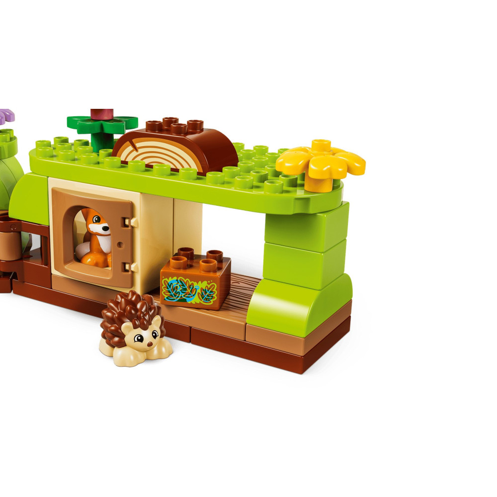 Un bosque de Lego Duplo con un erizo, zorro en una cueva y bloques.