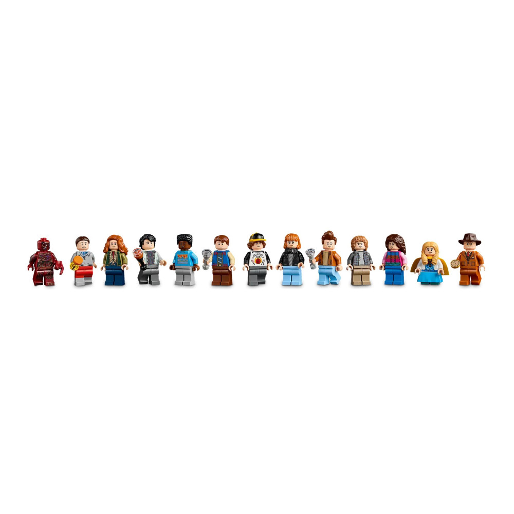 Una fila di 14 minifigure LEGO di Stranger Things su sfondo bianco.