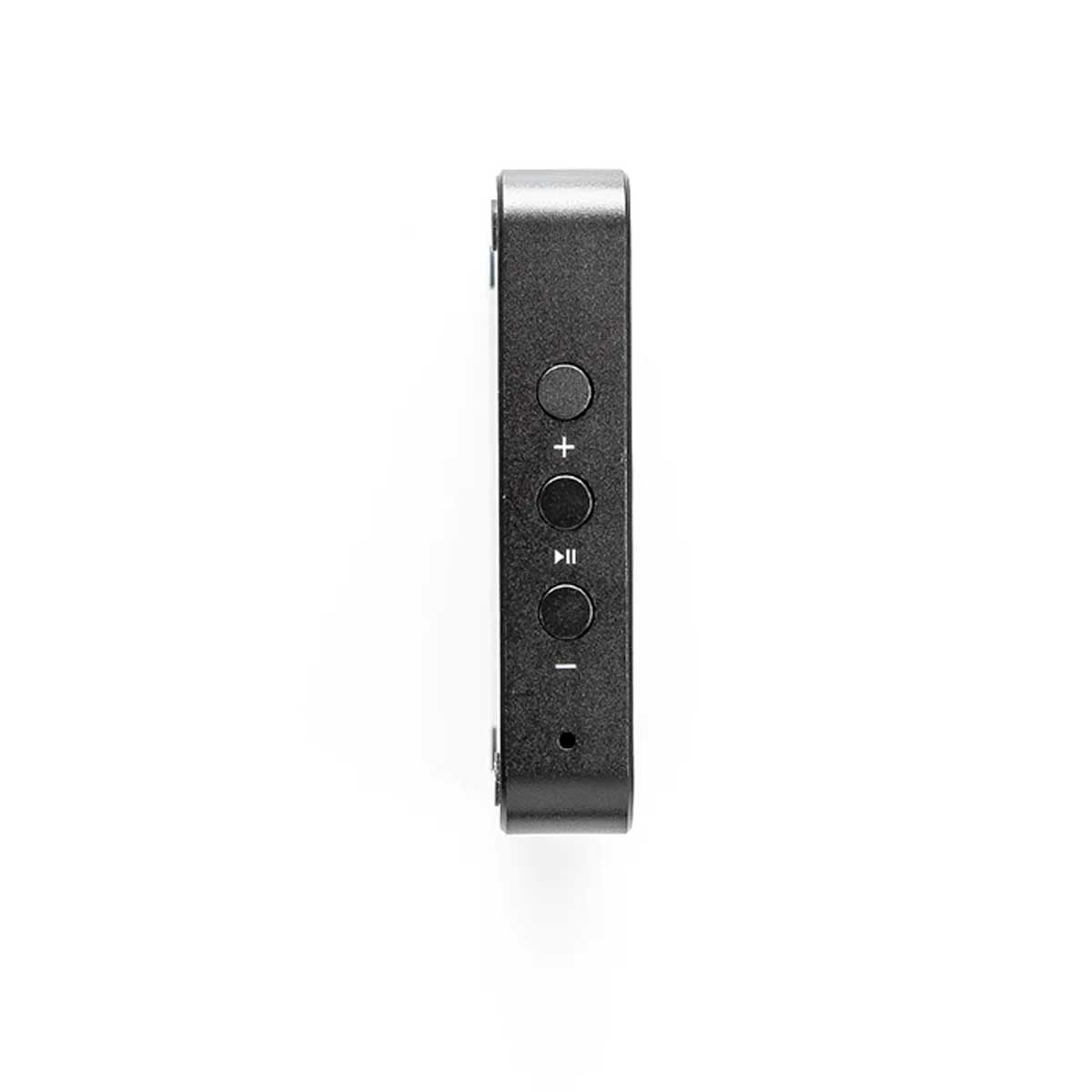 Un dispositivo de audio negro con tres botones redondos para volumen, reproducción y parada en una superficie blanca.