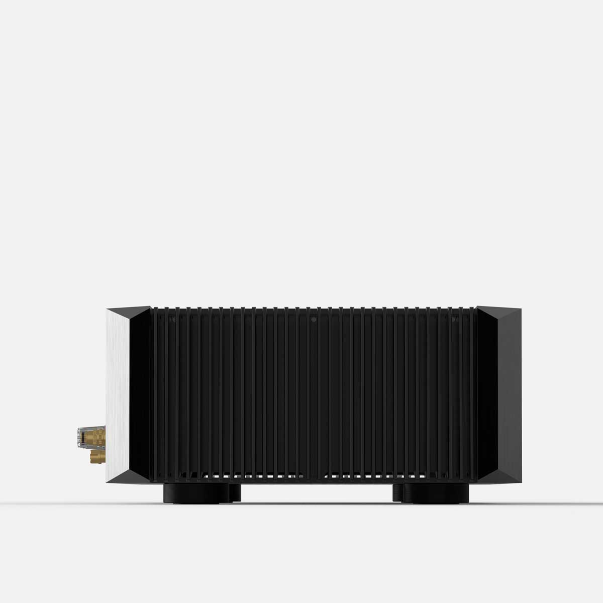Un amplificador de audio negro con aletas de refrigeración verticales y conectores dorados sobre un fondo blanco.
