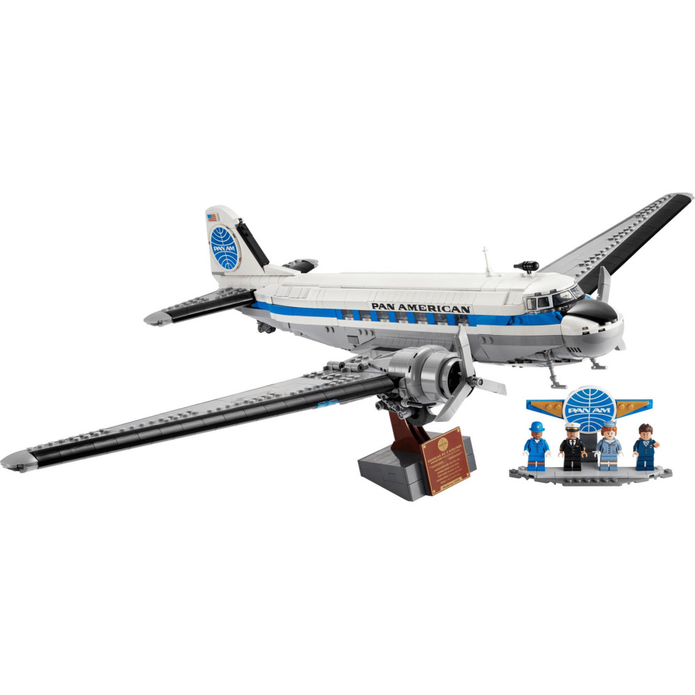 Model samolotu Lego Pan American na stojaku z czterema minifigurkami i tabliczką na białym tle.