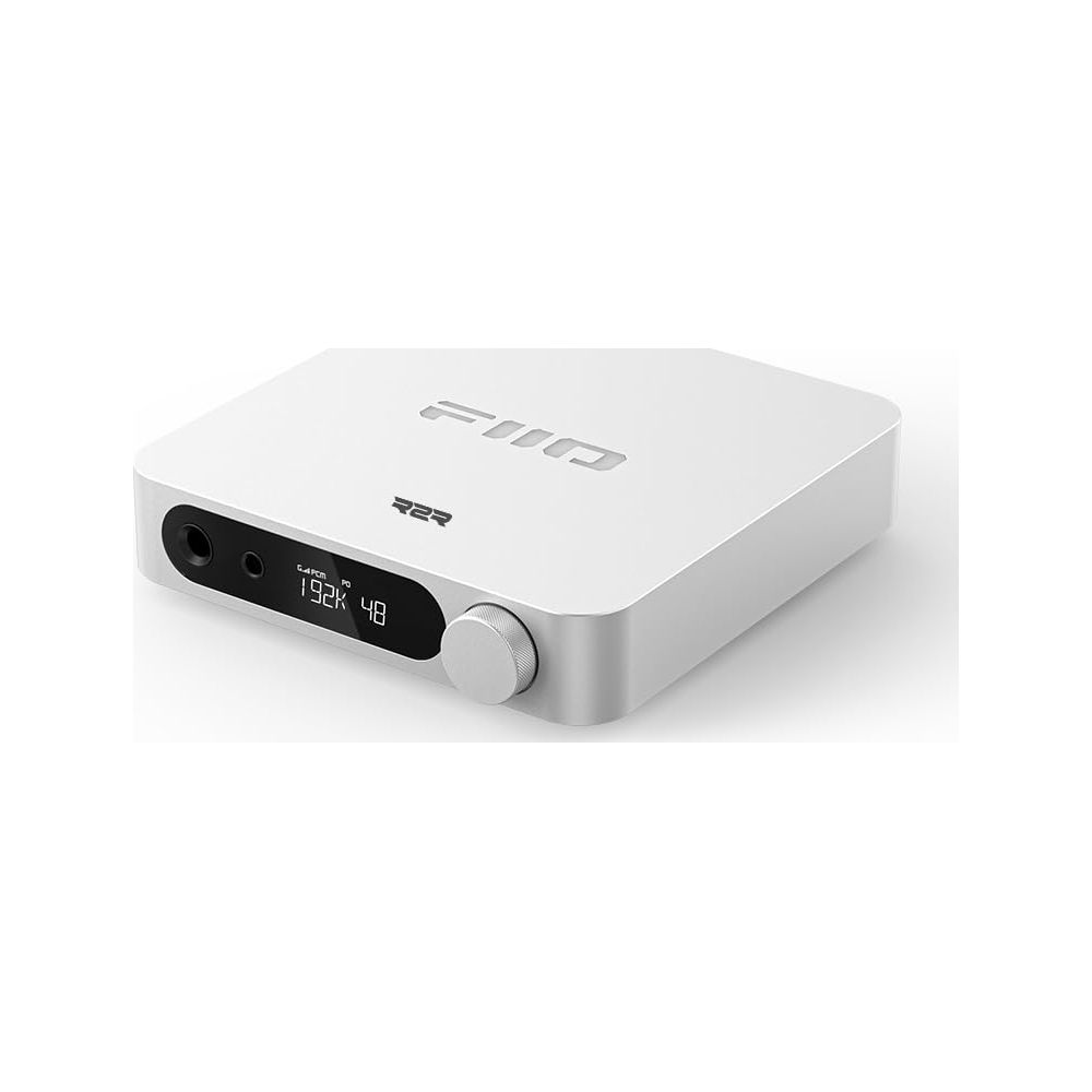Un dispositivo de audio FiiO plateado con pantalla digital, conectores para auriculares y perilla de volumen.