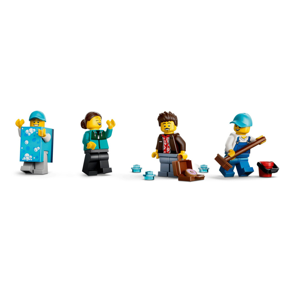 Quattro minifigure Lego su sfondo bianco, di cui una in costume da spugna e una con scopa.