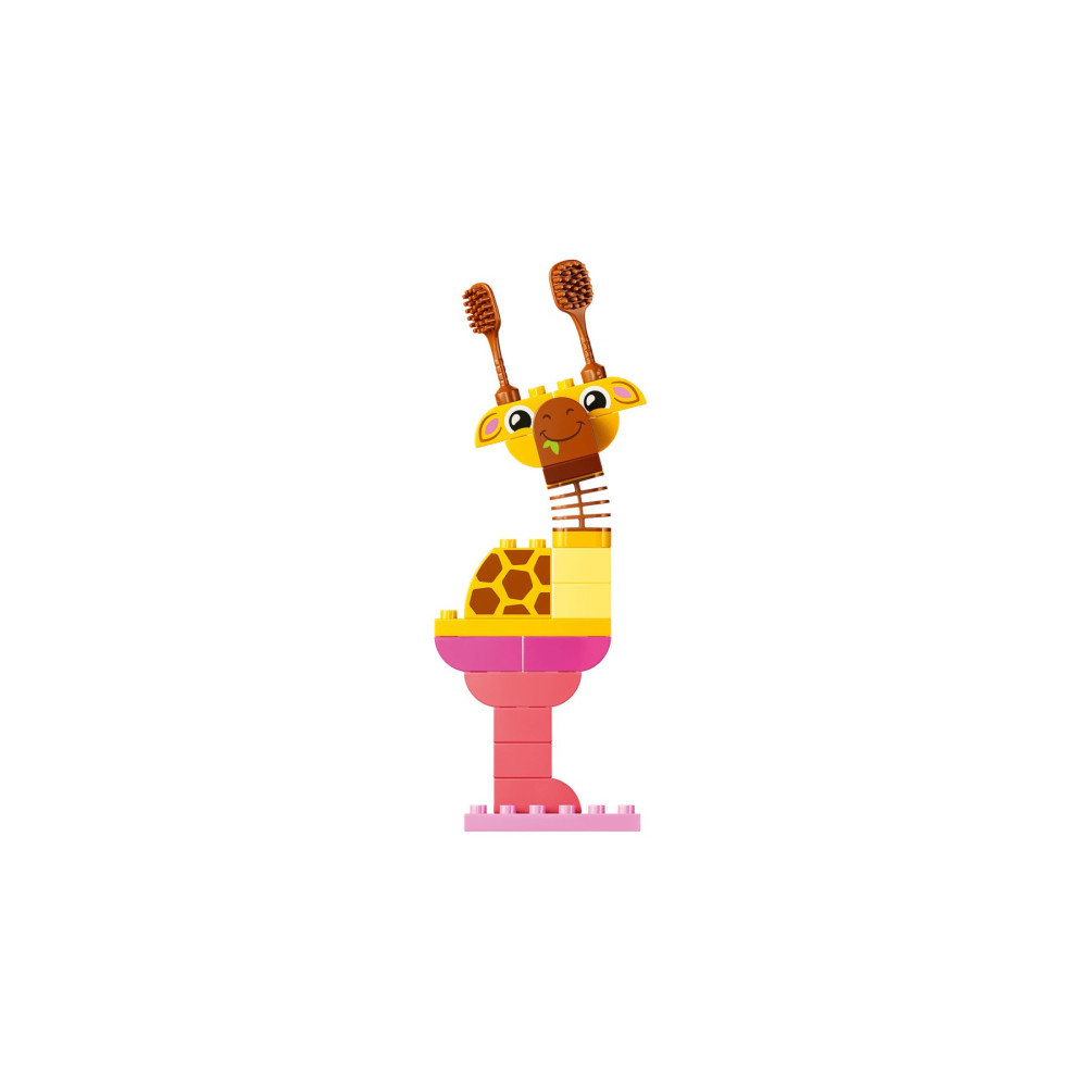 Una giraffa giocattolo fatta di blocchi colorati su base rosa, con due spazzole marroni come corna.