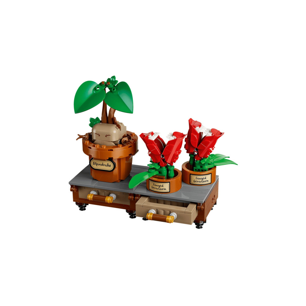 Set Lego di piante magiche in vasi su un supporto, tra cui una mandragora e due gerani.