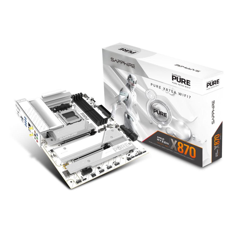 Plyta glowna Sapphire Pure X870A WIFI7 z bialymi i srebrnymi radiatorami obok pudelka na bialym tle.