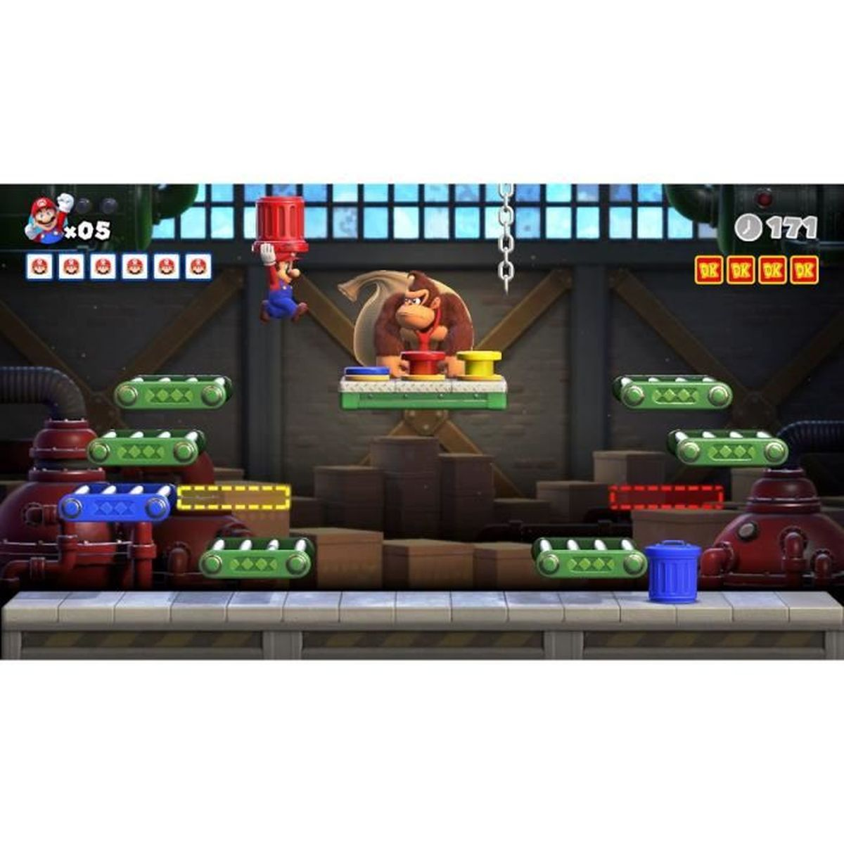 Mario tiene un barile rosso mentre Donkey Kong siede su una piattaforma centrale con pulsanti.