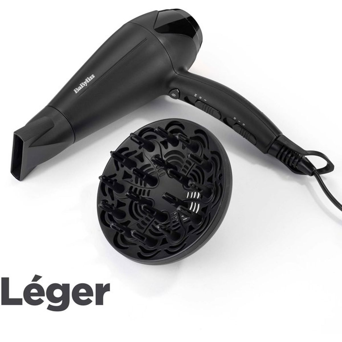 Un asciugacapelli BaByliss nero con diffusore e beccuccio su sfondo bianco, etichettato Léger.