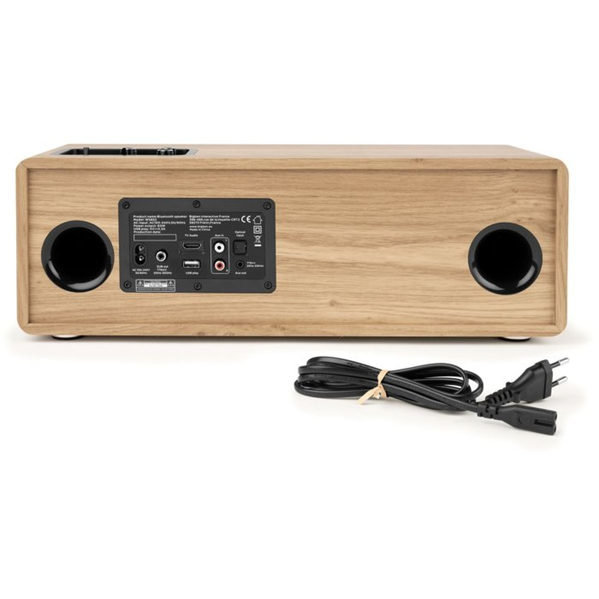 Retro di un altoparlante Bluetooth in legno con varie porte e un cavo di alimentazione arrotolato su sfondo bianco.