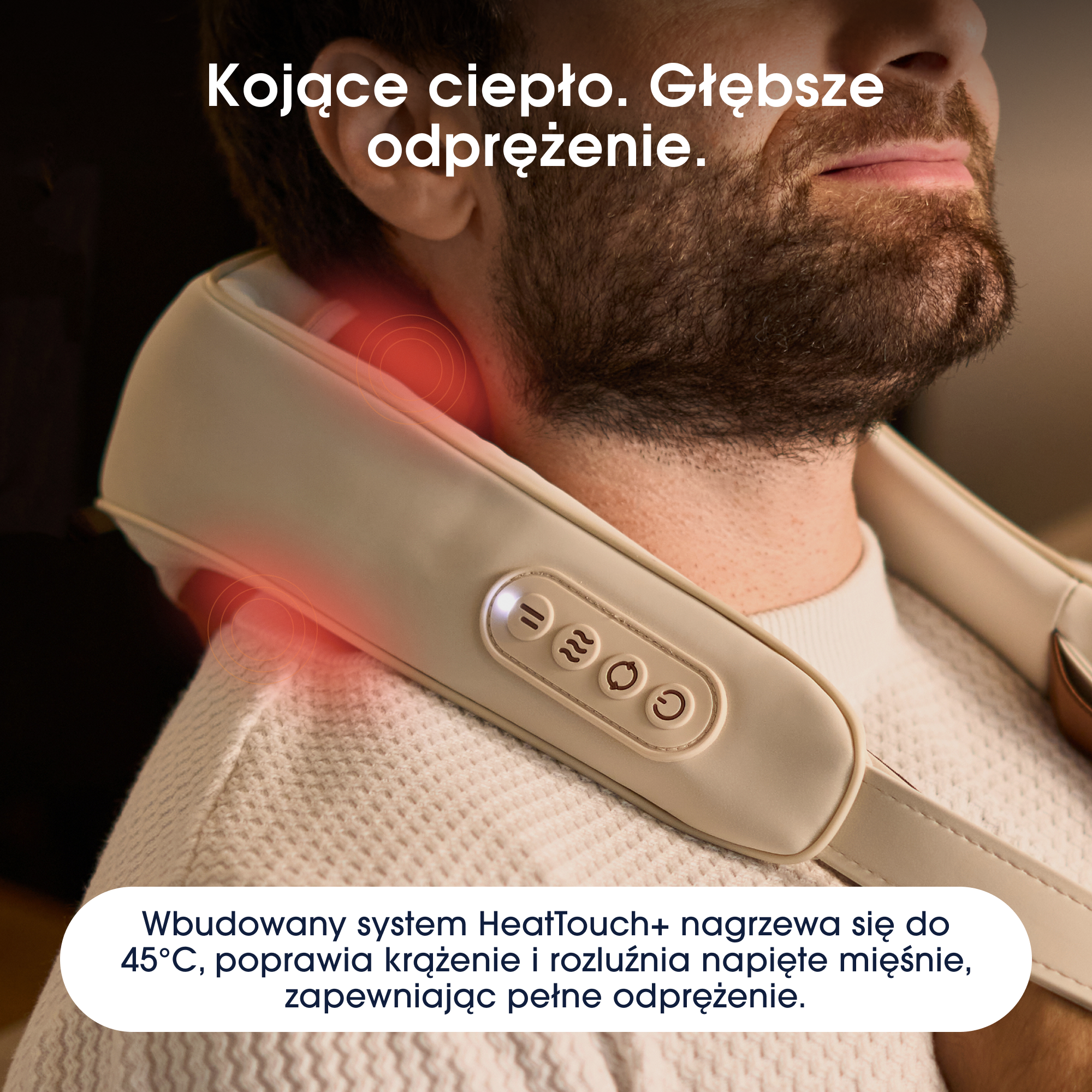 Mężczyzna ma na sobie beżowy masażer karku z funkcją podgrzewania.