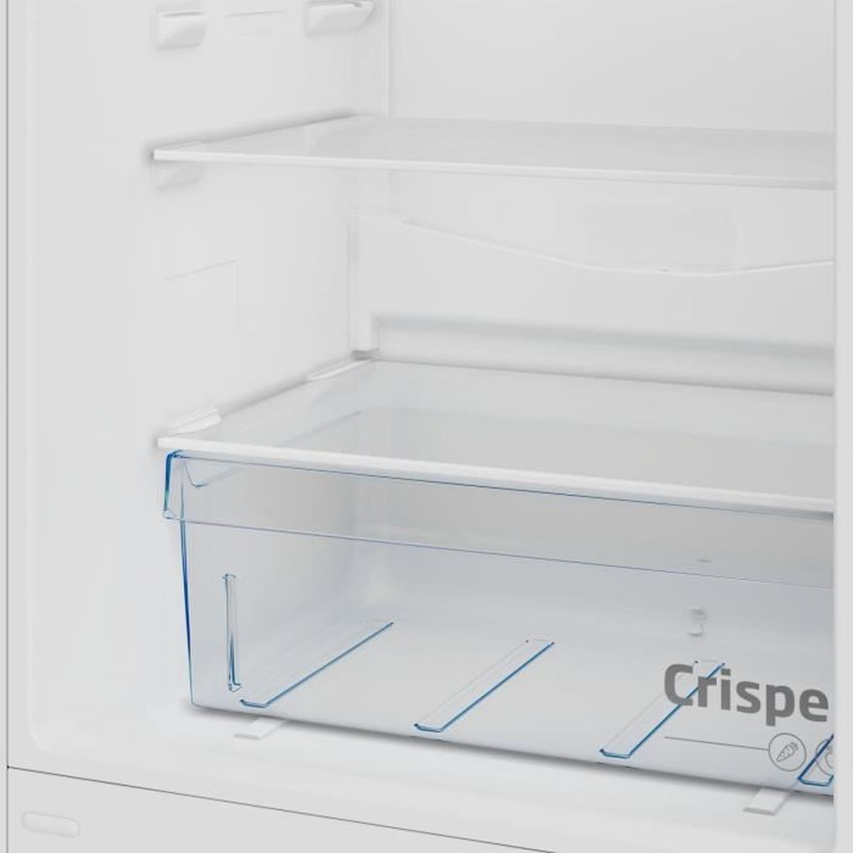 L'interno di un frigorifero bianco con un ripiano in vetro aperto e un grande cassetto per le verdure in basso.