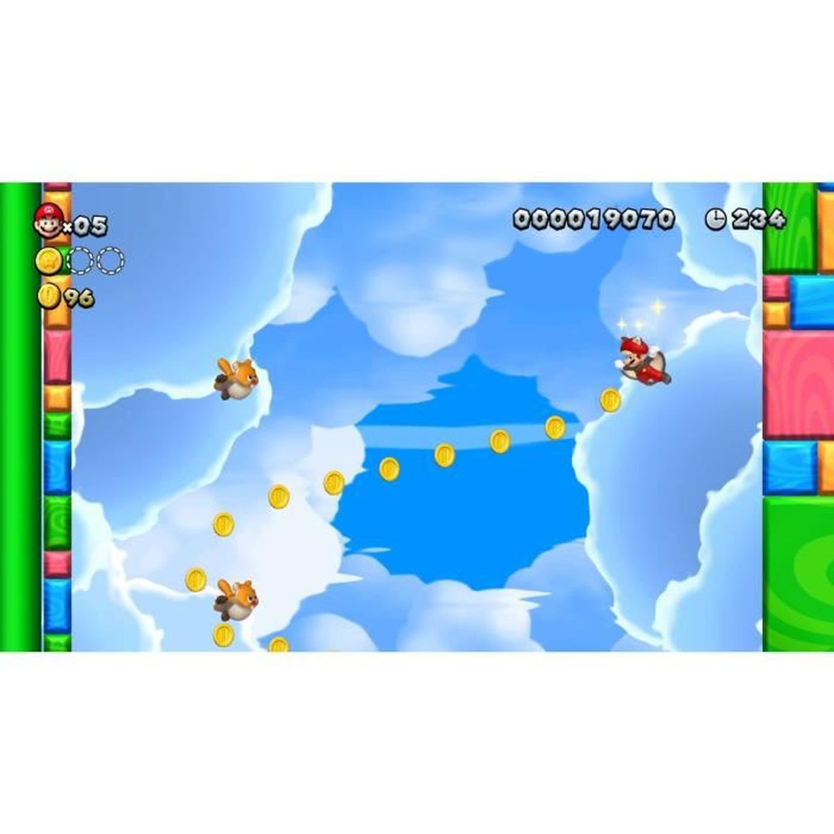 Mario in abito tanuki vola nel cielo blu con nuvole, raccoglie monete d'oro ed evita scoiattoli volanti.