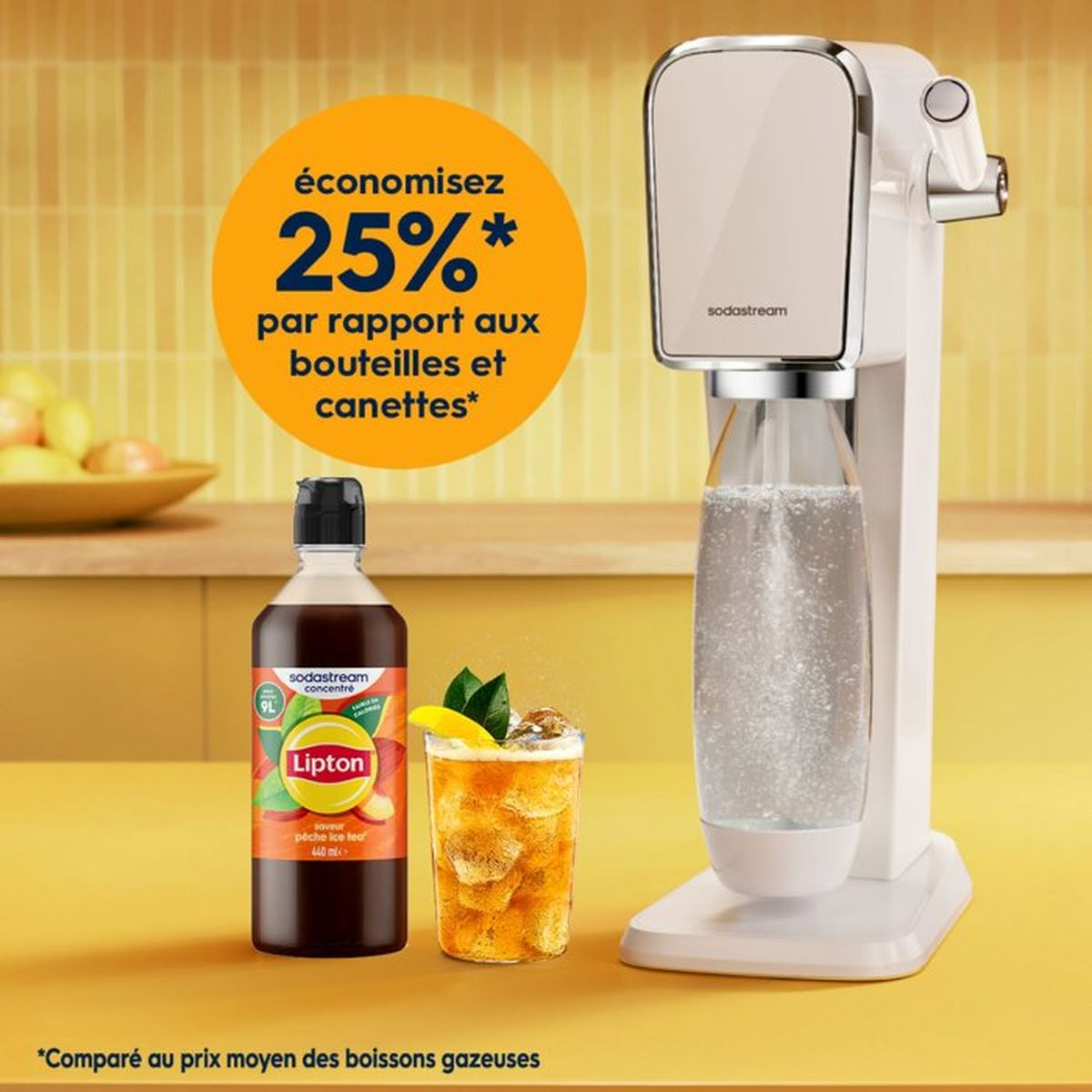Un gasatore d'acqua SodaStream bianco, una bottiglia di tè freddo Lipton e un bicchiere di tè freddo su sfondo giallo.