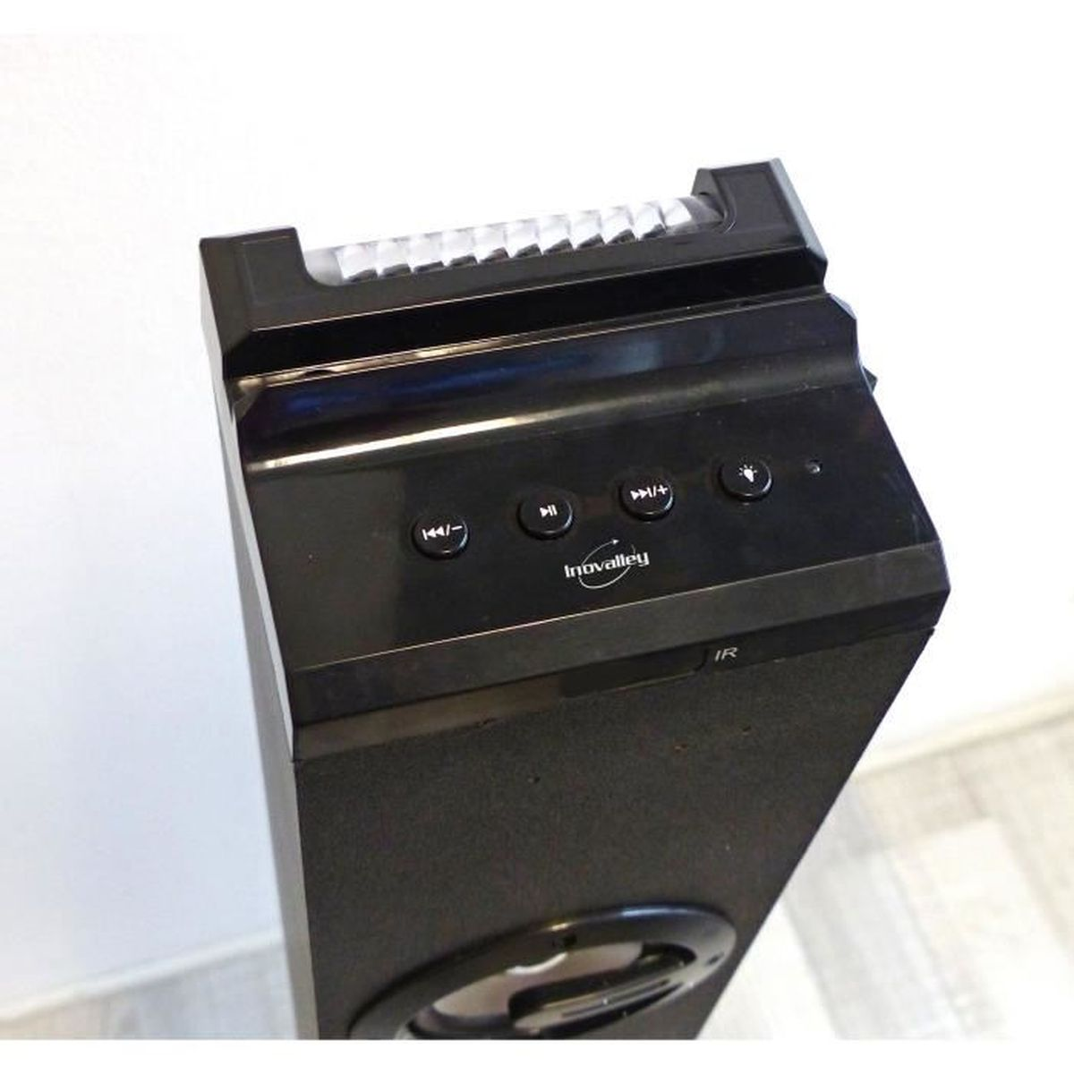 Oberansicht eines schwarzen Inovalley-Bluetooth-Turmlautsprechers mit vier Steuertasten und einer Leuchte oben.
