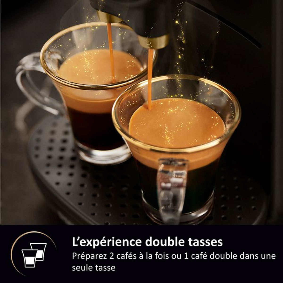 Due tazzine da caffè con bordi dorati riempite da una macchina, con scintillii dorati luminosi.