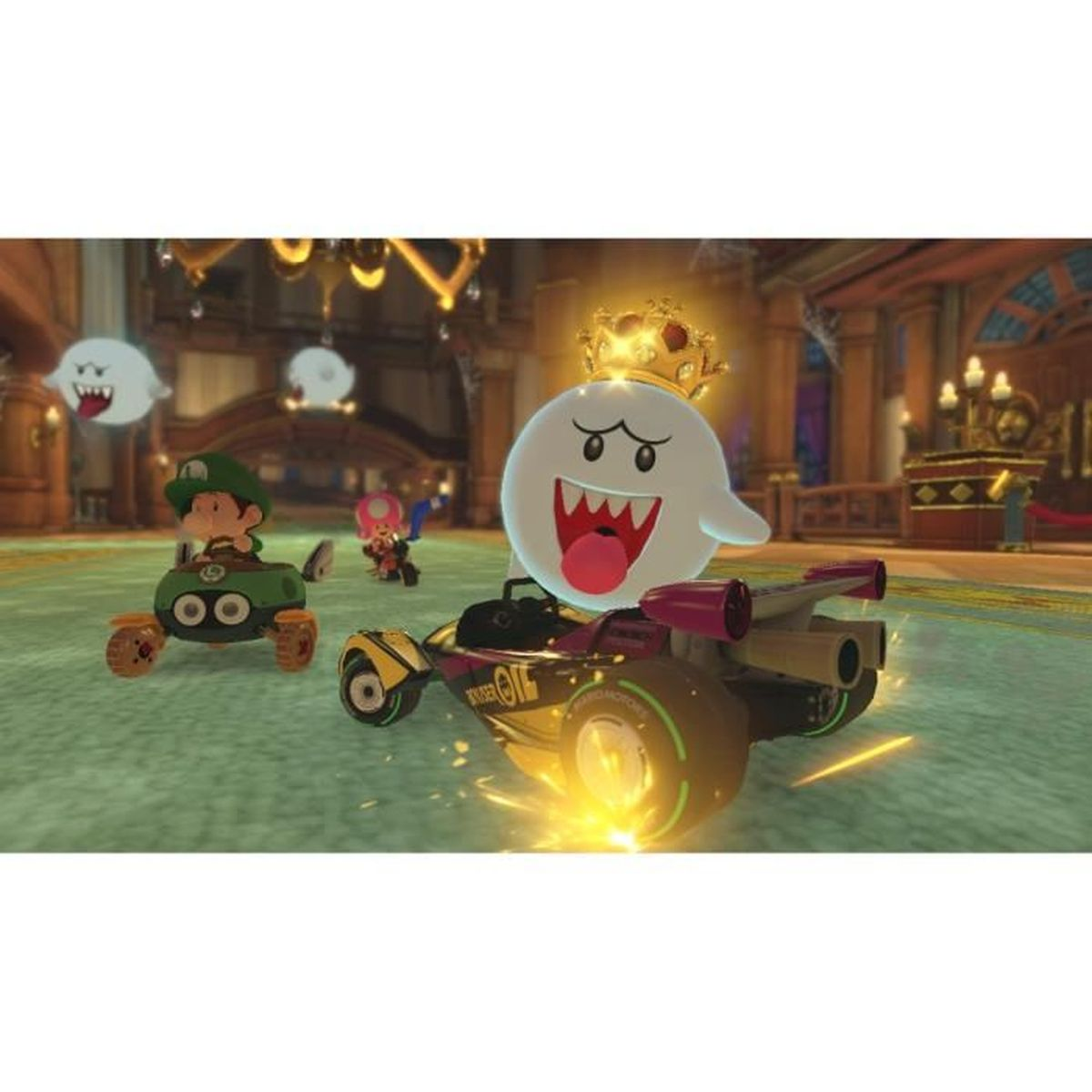 Re Boo con una corona guida un kart in una villa, con Baby Luigi e Toadette che inseguono.